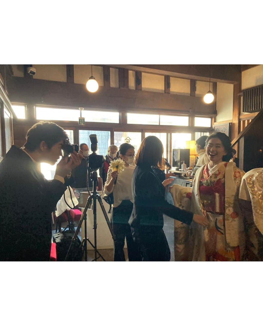 松永ちさとさんのインスタグラム写真 - (松永ちさとInstagram)「𓊆髪型.ヘアードのお花𓊇 紋服や全てのお着物 @authentique_kimono  ✴︎ お花たち𓆸𓆸𓆸 @hanahirowedding  ✴︎ 色打掛 ゆるシニョンに生花をつけたよ 前振りからは巨大白ダリアが見えて、横振りすると ブーケの花と合わせた大小の胡蝶蘭.ピンポンマムがのぞく (紅葉越しは館内の中庭) ✴︎ 引き振袖 花だけチェンジしたよ 色が変化してる赤ピンク小ダリア 下目につけて横と前に向くように (館内の時計前.元旦の投稿) ✴︎ 白無垢 1.高島田に白の鶴簪 黄色の鼈甲鶴簪はよくやるけど 白鶴はやったことなくて 全部白が新鮮で素敵でした⭐︎⭐︎ (長谷寺と紅葉がメイン) ・ 2.綿帽子 私はほぼ高島田で撮ってしまいましたが 寺では花嫁は綿帽子が王道なんですって 紅葉抜けでめちゃばえてました (長谷寺や紅葉と) ・ 3.角隠し 畳上で絶対やりたかったshot 日本のめでたい感満載でとてもお気に入り (館内の畳上でお辞儀) ✴︎ 自分で決めるのが色々と難しい和装ですが萬屋さんの素敵なdirectionのお陰でやりたい事がまとまり、ないすアドバイスも頂けて本当に助かりました🙌💛🥺 お友達も前撮りをしてる時に見に来てくれてパーティ気分を味わえたよ⭐︎⭐︎とても嬉しくて楽しくて素敵な想い出になりました𓍯 関わって頂いた方々に感謝でいっぱいです本当にありがとうございました𓇼𓇼𓇼 ✴︎ コロナ間で前撮りしてよかったことは人気スポットなどは例年たくさんいらっしゃる外国人観光客がいないので今年は空いててロケーション的に逆にラッキーでした⭐︎⭐︎ (混雑しててもその時のらしさが出るのが1番いい写真になると思いますが抜けで撮りたい方にはいい時期かと) ✴︎ 一旦リアル花嫁写真おわります #萬屋本店#前撮り#花嫁レポート #和髪#高島田#鶴簪#綿帽子#角隠し #和装#白無垢#引振袖#色打掛 #wedding#chisawedding  #生花#ブーケ#ヘアード #長谷寺#紅葉#松永ちさと」1月27日 12時44分 - chisato_matsunaga