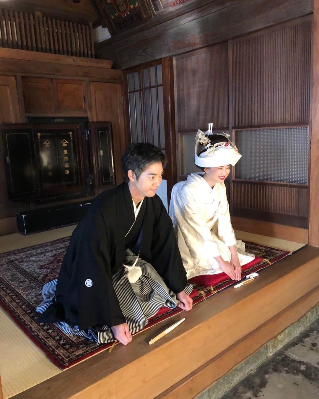 松永ちさとさんのインスタグラム写真 - (松永ちさとInstagram)「𓊆髪型.ヘアードのお花𓊇 紋服や全てのお着物 @authentique_kimono  ✴︎ お花たち𓆸𓆸𓆸 @hanahirowedding  ✴︎ 色打掛 ゆるシニョンに生花をつけたよ 前振りからは巨大白ダリアが見えて、横振りすると ブーケの花と合わせた大小の胡蝶蘭.ピンポンマムがのぞく (紅葉越しは館内の中庭) ✴︎ 引き振袖 花だけチェンジしたよ 色が変化してる赤ピンク小ダリア 下目につけて横と前に向くように (館内の時計前.元旦の投稿) ✴︎ 白無垢 1.高島田に白の鶴簪 黄色の鼈甲鶴簪はよくやるけど 白鶴はやったことなくて 全部白が新鮮で素敵でした⭐︎⭐︎ (長谷寺と紅葉がメイン) ・ 2.綿帽子 私はほぼ高島田で撮ってしまいましたが 寺では花嫁は綿帽子が王道なんですって 紅葉抜けでめちゃばえてました (長谷寺や紅葉と) ・ 3.角隠し 畳上で絶対やりたかったshot 日本のめでたい感満載でとてもお気に入り (館内の畳上でお辞儀) ✴︎ 自分で決めるのが色々と難しい和装ですが萬屋さんの素敵なdirectionのお陰でやりたい事がまとまり、ないすアドバイスも頂けて本当に助かりました🙌💛🥺 お友達も前撮りをしてる時に見に来てくれてパーティ気分を味わえたよ⭐︎⭐︎とても嬉しくて楽しくて素敵な想い出になりました𓍯 関わって頂いた方々に感謝でいっぱいです本当にありがとうございました𓇼𓇼𓇼 ✴︎ コロナ間で前撮りしてよかったことは人気スポットなどは例年たくさんいらっしゃる外国人観光客がいないので今年は空いててロケーション的に逆にラッキーでした⭐︎⭐︎ (混雑しててもその時のらしさが出るのが1番いい写真になると思いますが抜けで撮りたい方にはいい時期かと) ✴︎ 一旦リアル花嫁写真おわります #萬屋本店#前撮り#花嫁レポート #和髪#高島田#鶴簪#綿帽子#角隠し #和装#白無垢#引振袖#色打掛 #wedding#chisawedding  #生花#ブーケ#ヘアード #長谷寺#紅葉#松永ちさと」1月27日 12時44分 - chisato_matsunaga