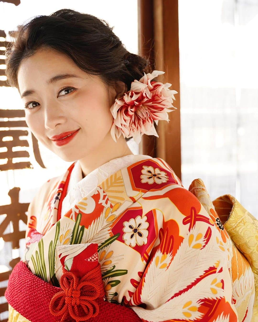 松永ちさとさんのインスタグラム写真 - (松永ちさとInstagram)「𓊆髪型.ヘアードのお花𓊇 紋服や全てのお着物 @authentique_kimono  ✴︎ お花たち𓆸𓆸𓆸 @hanahirowedding  ✴︎ 色打掛 ゆるシニョンに生花をつけたよ 前振りからは巨大白ダリアが見えて、横振りすると ブーケの花と合わせた大小の胡蝶蘭.ピンポンマムがのぞく (紅葉越しは館内の中庭) ✴︎ 引き振袖 花だけチェンジしたよ 色が変化してる赤ピンク小ダリア 下目につけて横と前に向くように (館内の時計前.元旦の投稿) ✴︎ 白無垢 1.高島田に白の鶴簪 黄色の鼈甲鶴簪はよくやるけど 白鶴はやったことなくて 全部白が新鮮で素敵でした⭐︎⭐︎ (長谷寺と紅葉がメイン) ・ 2.綿帽子 私はほぼ高島田で撮ってしまいましたが 寺では花嫁は綿帽子が王道なんですって 紅葉抜けでめちゃばえてました (長谷寺や紅葉と) ・ 3.角隠し 畳上で絶対やりたかったshot 日本のめでたい感満載でとてもお気に入り (館内の畳上でお辞儀) ✴︎ 自分で決めるのが色々と難しい和装ですが萬屋さんの素敵なdirectionのお陰でやりたい事がまとまり、ないすアドバイスも頂けて本当に助かりました🙌💛🥺 お友達も前撮りをしてる時に見に来てくれてパーティ気分を味わえたよ⭐︎⭐︎とても嬉しくて楽しくて素敵な想い出になりました𓍯 関わって頂いた方々に感謝でいっぱいです本当にありがとうございました𓇼𓇼𓇼 ✴︎ コロナ間で前撮りしてよかったことは人気スポットなどは例年たくさんいらっしゃる外国人観光客がいないので今年は空いててロケーション的に逆にラッキーでした⭐︎⭐︎ (混雑しててもその時のらしさが出るのが1番いい写真になると思いますが抜けで撮りたい方にはいい時期かと) ✴︎ 一旦リアル花嫁写真おわります #萬屋本店#前撮り#花嫁レポート #和髪#高島田#鶴簪#綿帽子#角隠し #和装#白無垢#引振袖#色打掛 #wedding#chisawedding  #生花#ブーケ#ヘアード #長谷寺#紅葉#松永ちさと」1月27日 12時44分 - chisato_matsunaga