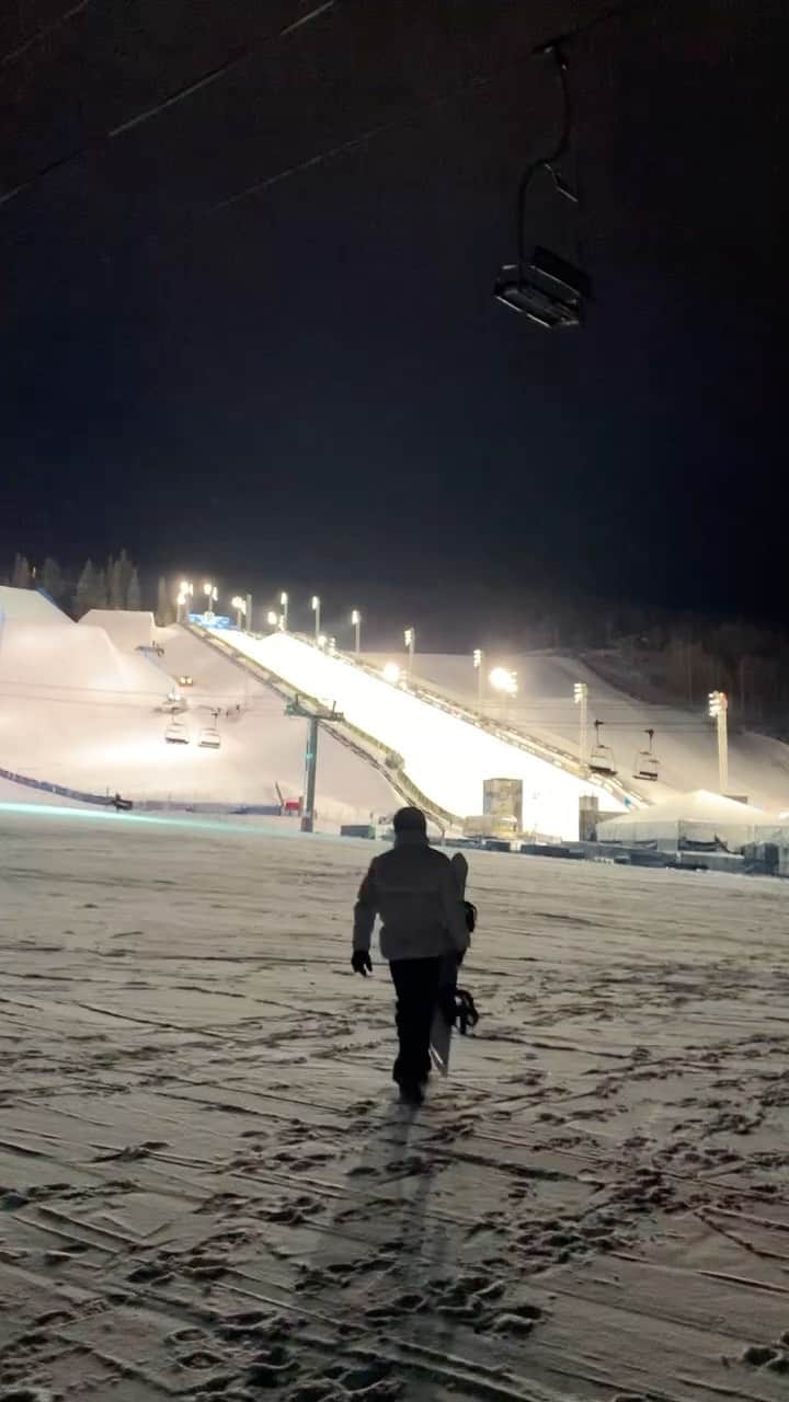 ショーン・ホワイトのインスタグラム：「Amped to be competing again ... stay tuned ✌️」