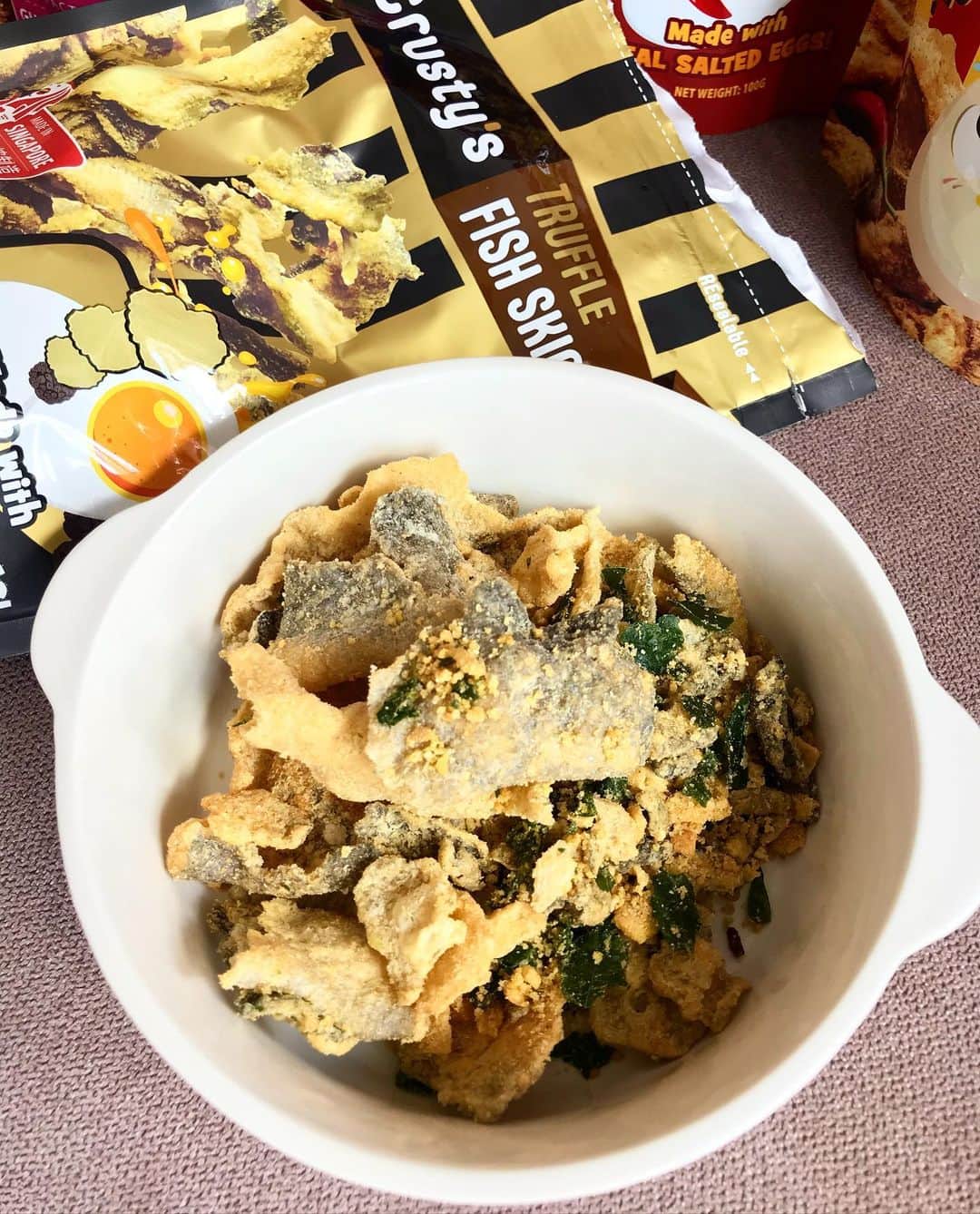 Li Tian の雑貨屋さんのインスタグラム写真 - (Li Tian の雑貨屋Instagram)「Dangerously addictive fish skin snacks alert ⚠️ 🚨 besides the original salted egg yolk and truffle, there’s Tom Yum, Hot &Spicy Chicken and Mala to spice up your CNY. And ALL contains salted egg yolk (can’t complaint) 😋   For something “healthier”, check out the soy crisps 齋鵝 in wasabi seaweed and salted egg yolk flavor. Find them in NTUC fair price, shengshiong, Watsons, Cheers, all petrol stations, Shopee, Qoo10, Ezbuy   #singapore #sgsnacks #snacks #yummy #love #sgfood #foodporn #igsg #ケーキ  #instafood #gourmet #beautifulcuisines #onthetable #cakesofinstagram #cafe #sgeats #f52grams #feedfeed #pastry #foodsg  #cny #sgbakes #sgblogger #sgblog #musttry #cny2021 #goodies #cnygoodies」1月27日 12時48分 - dairyandcream