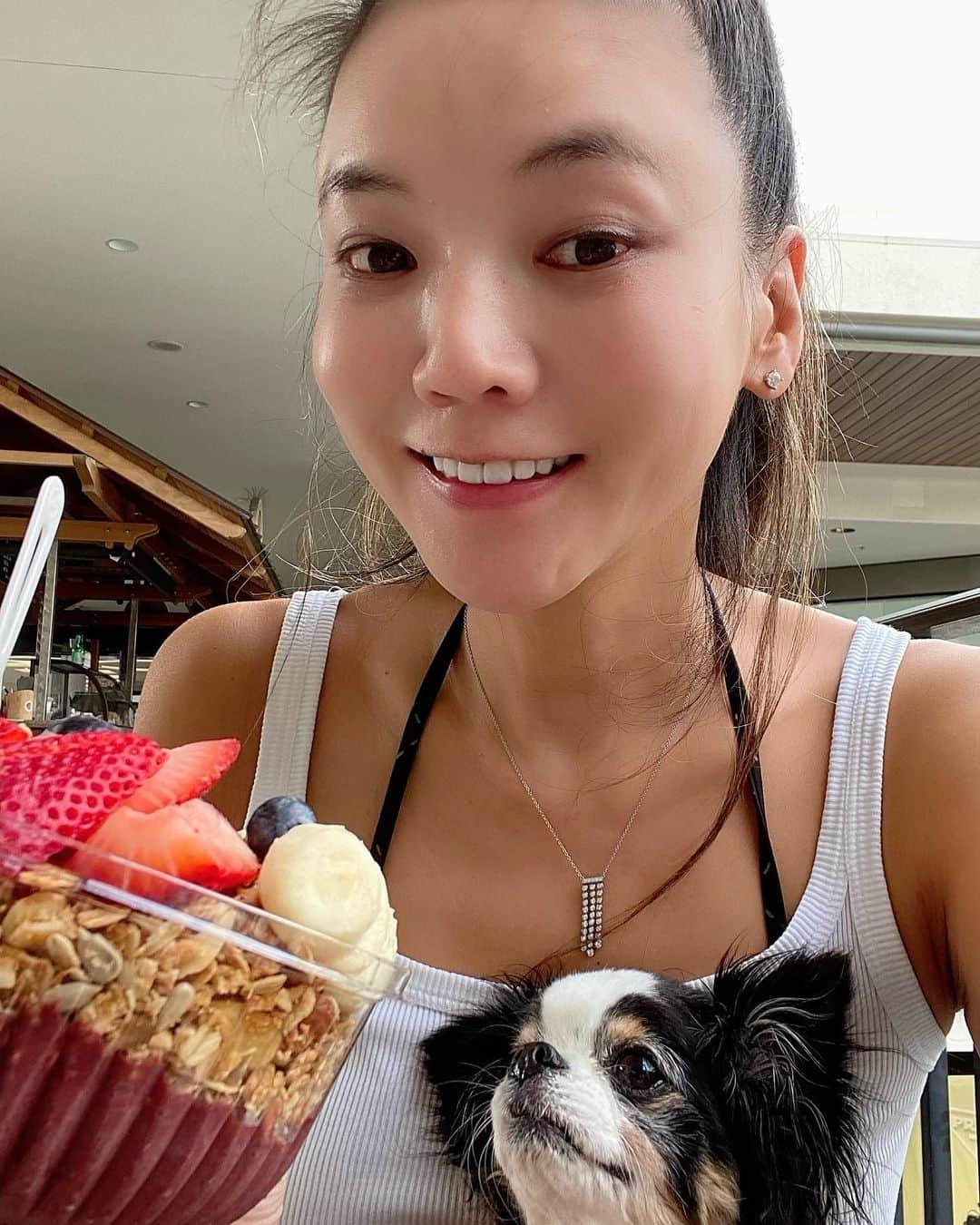 和央ようかさんのインスタグラム写真 - (和央ようかInstagram)「We both enjoyed Acai bowl 🥣👍😋🐶  どんどん🐶とアサイボール🥣を楽しみました👍😍🐶  #takakoworldstylin🌎 #lifestyle #hawaii #acaibowl #dondon🐶 #どんどん🐶#yokawao # 和央ようか」1月27日 12時49分 - yokawao0215