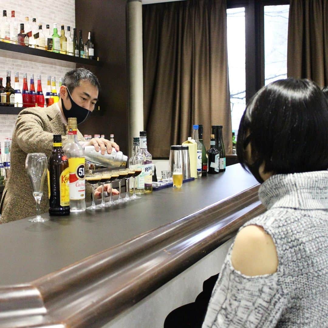 東京観光専門学校さんのインスタグラム写真 - (東京観光専門学校Instagram)「パフォーマンスと共に﻿ カクテルを作るフレアバーテンディング🍸﻿ ﻿ ホテル学科、バーテンダー専攻では﻿ フレアバーテンダーの実習授業もあります‼️﻿ ﻿ 講師は全日本フレア・バーテンダーズ協会の﻿ 北条先生✨数々の大会で優勝している﻿ 超一流のバーテンダーの授業です🏆﻿ ﻿ 今日は色々なパフォーマンスを教えてくれました😍  #バーテンダー　#フレアバーテンダー #フレアバーテンディング  #お酒　#ホテル　#ホテル学科　 #ホテル専攻　#バーテンダー体験  #バーテン　#カクテル　#オリジナルカクテル #オープンキャンパス　#オーキャン #AO入試　#AO入学」1月27日 12時58分 - tokan_1967