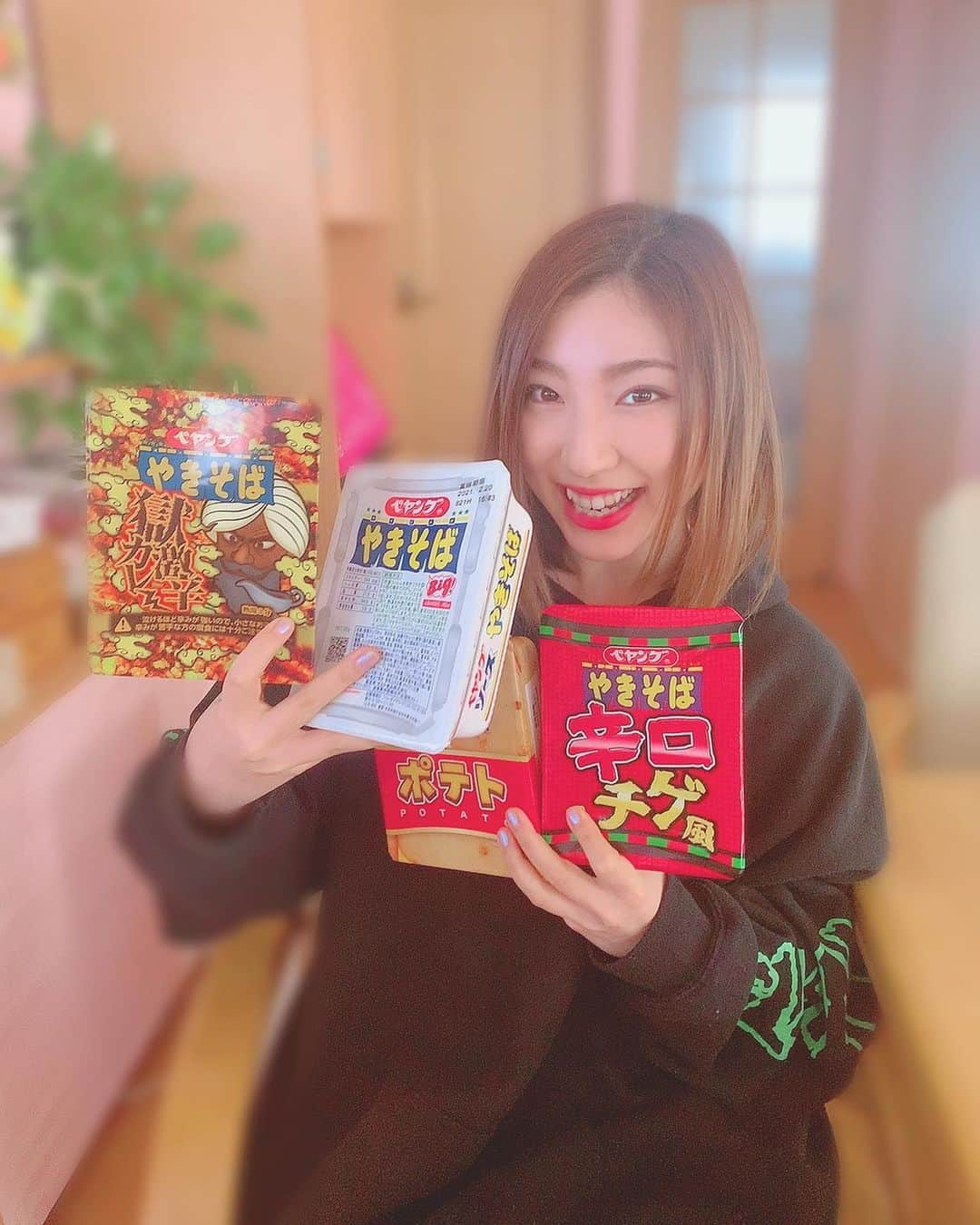 鈴木真梨耶さんのインスタグラム写真 - (鈴木真梨耶Instagram)「Happyyyyy🔥🔥🔥🔥🔥  #ペヤング　#おいしい　#大好き #今のところ　#全制覇 #すごいでしょ #いやヤバいでしょって話だよね #まるか食品  ‪#ROSEAREAL #ロザリオ‬ ‪#鈴木真梨耶 #MaRiyaSuzuki‬」1月27日 13時01分 - mariya_suzuki