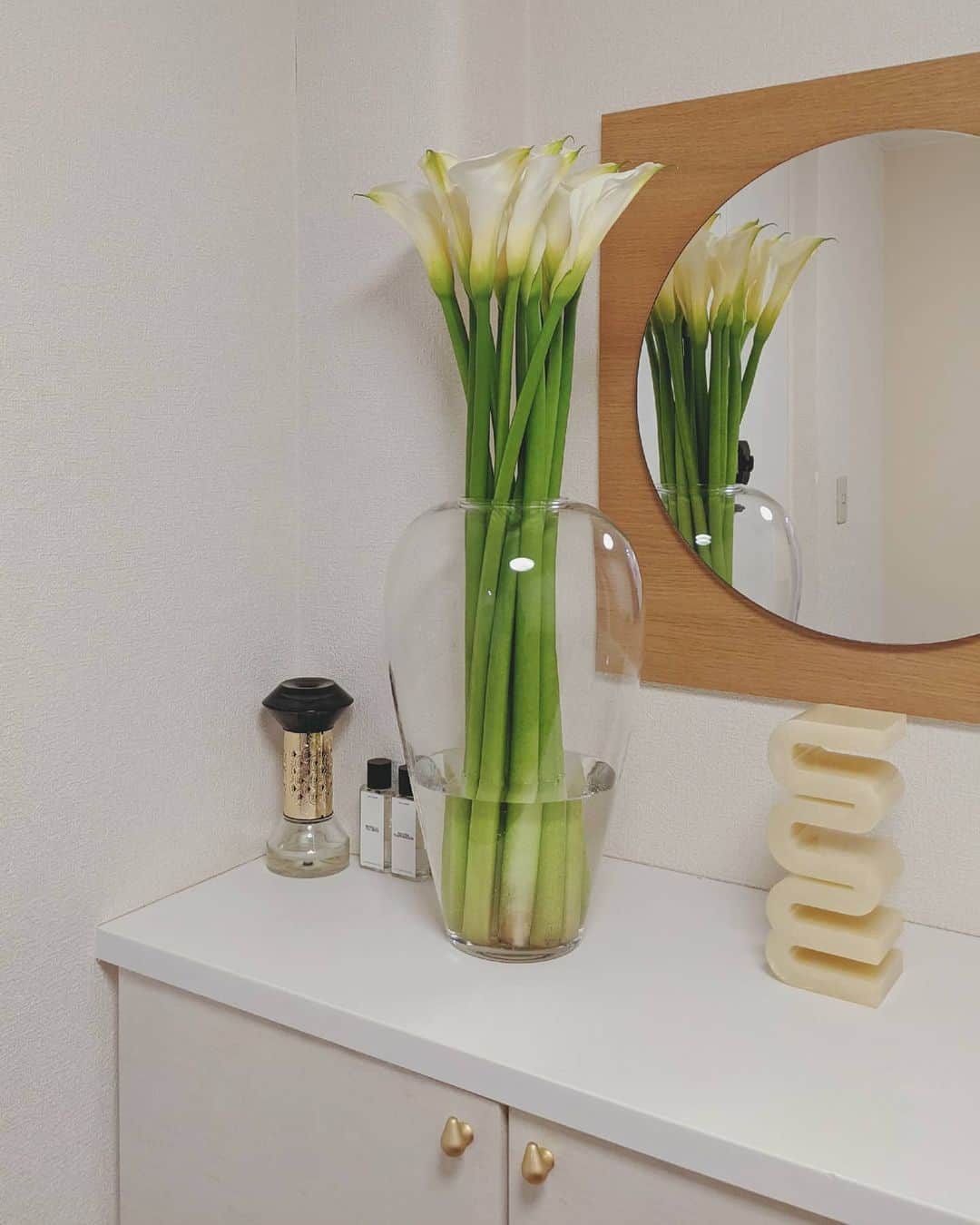 Yoshiko Kris-Webb クリス-ウェブ佳子さんのインスタグラム写真 - (Yoshiko Kris-Webb クリス-ウェブ佳子Instagram)「𝒞𝒶𝓁𝓁𝒶 𝐿𝒾𝓁𝓎 from @fuuume  2枚目の写真の花瓶は @youarewelcome.tokyo で昨日見つけた掘り出し物。  @diptyque の砂時計型ディフューザーは反転させると上のガラス容器から下の容器へと香りがゆっくりと流れる仕組み。ディフューザーのスティックにホコリがたまるのが気になる私にピッタリです。  キャンドルは @diptyque 60周年を記念したアニバーサリーコレクション「Dancing Ovals」のBAIES。摘みたてのようなカシスの実の香りです。」1月27日 13時03分 - tokyodame