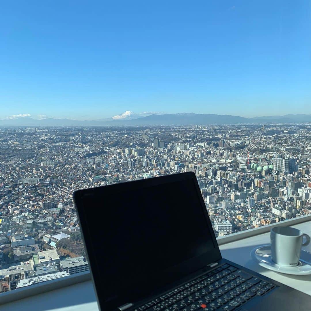 横浜ロイヤルパークホテルさんのインスタグラム写真 - (横浜ロイヤルパークホテルInstagram)「気分転換に天空のホテルでテレワークはいかがですか？ いつもより仕事がはかどりそうです☺️ 天気が良い日は富士山を望める部屋も。」1月27日 13時07分 - yokohamaroyalparkhotel