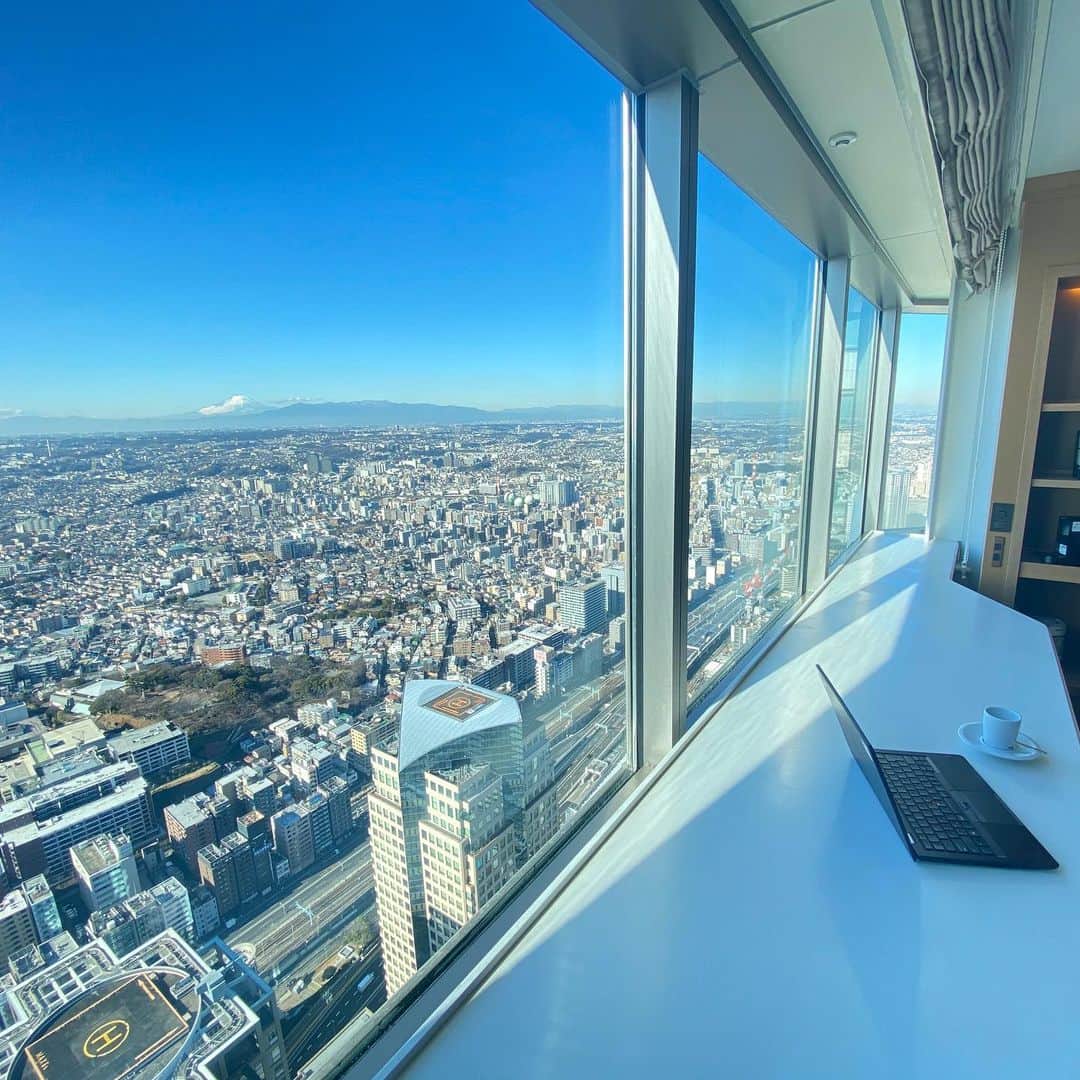 横浜ロイヤルパークホテルのインスタグラム：「気分転換に天空のホテルでテレワークはいかがですか？ いつもより仕事がはかどりそうです☺️ 天気が良い日は富士山を望める部屋も。」