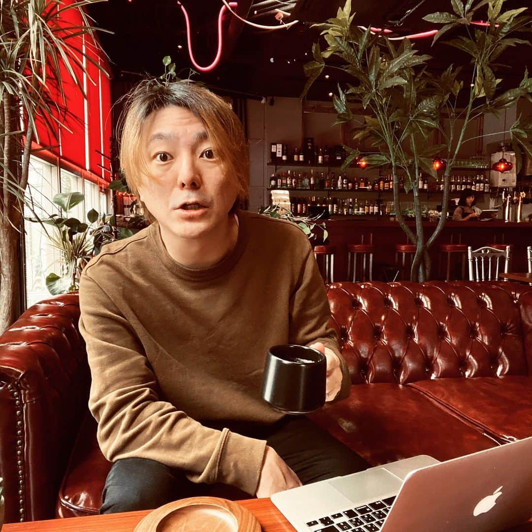 松隈ケンタのインスタグラム：「早朝レコーディング終わって打ち合わせまで一息  早起きは健康に良いが、髪ボサボサ  コーヒーが美味い☕️  #隠れ家カフェ #ガルディロックス」