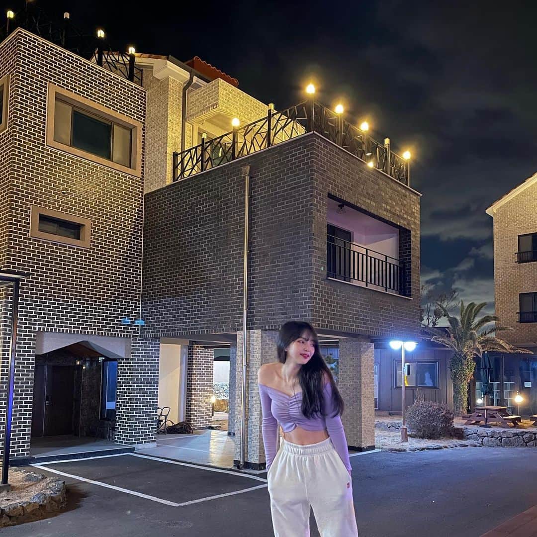 ユジョン のインスタグラム：「#삼우요트빌리지 #제주독채펜션 원래 120만원인데 지금 행사중!!! 제얘기하면 60만원에 가능해욤! 1~4층까지 독채 이용하는건데 층마다 화장실, 거실, TV 다 있어요!!! 옥상뷰 장난없고 침실은 다 오션뷰,,,, 바베큐장이랑 편의점, 수영장까지 완벽쓰-⭐️」