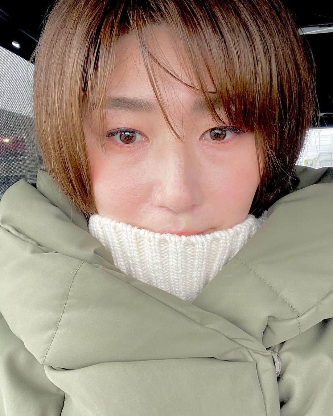 大友愛さんのインスタグラム写真 - (大友愛Instagram)「モコモコを着るのは今日だ☁️  極寒だったり ぽかぽかだったり 着る物の調節が大切ですね🤔  チークにピンクをつかってみた日☺️ ほろ酔いではありませぬ🙅‍♀️ @whomeeigari  @babymeebywhomee  発色が本当綺麗で雑な私でも使いやすい💄  #暑いのも寒いのも苦手🙋‍♀️ #美容大好き  #POLA#WHOMEE#BAYBEME」1月27日 13時18分 - ai_dayooon