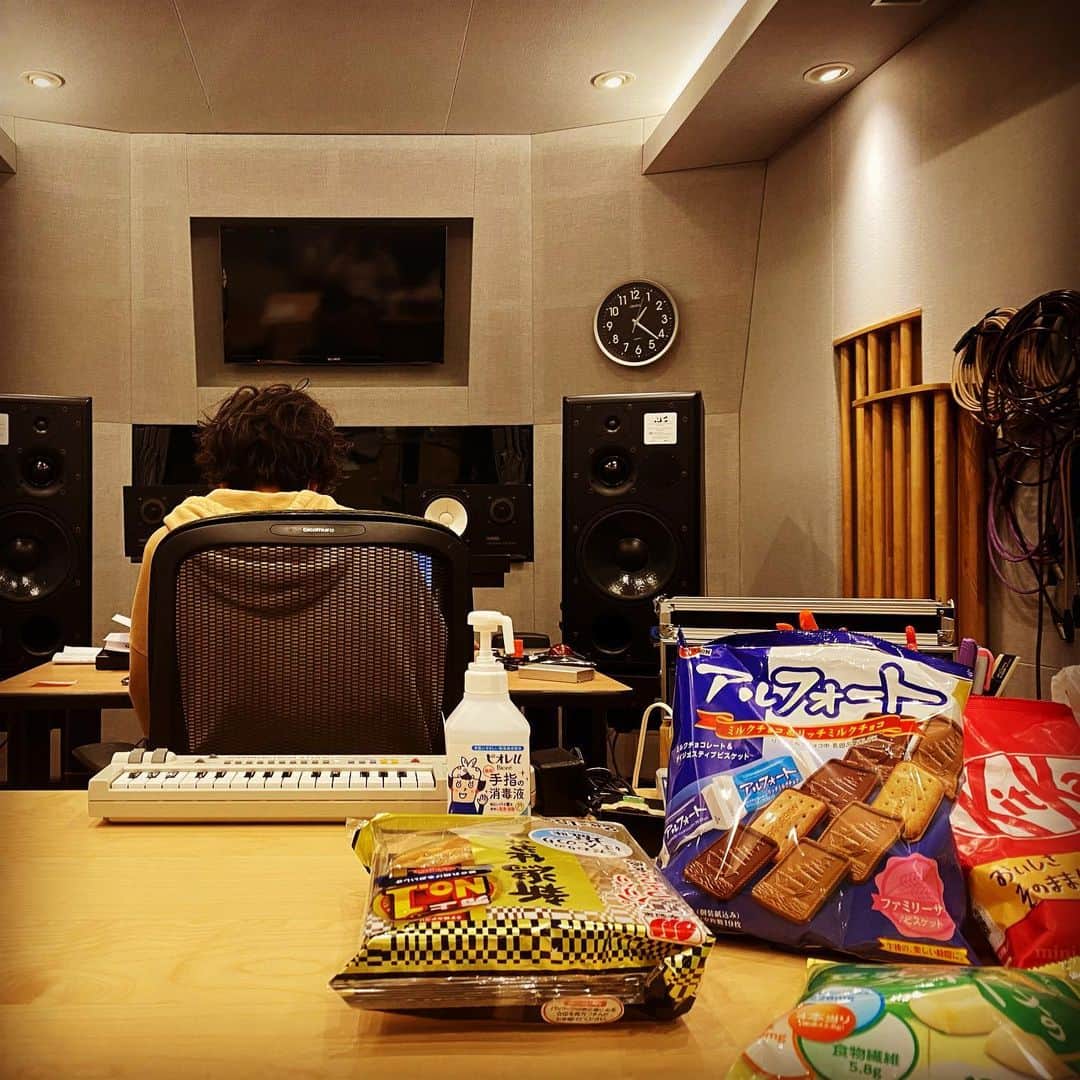 浅田信一のインスタグラム：「お菓子の誘惑🍪🍘🍭」
