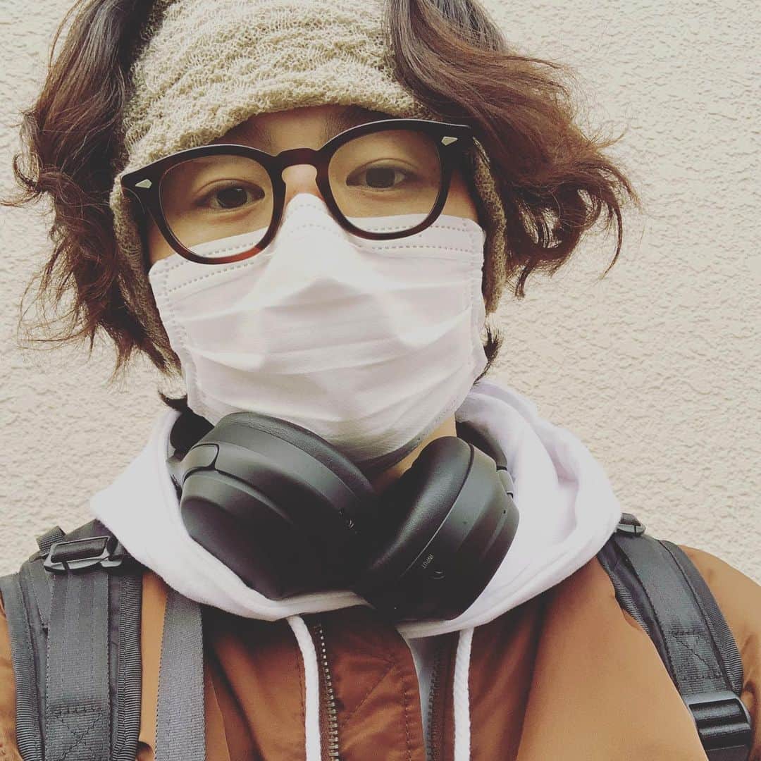 荒木宏文のインスタグラム：「昨日の朝鼻血が出ました🟥 白のパーカーが血まみれになったので、新しい白のパーカーをおろして出掛けました。 帰宅後、コーヒー淹れてたらまた鼻血出ました🟥 白と赤のパーカーになりました🟥 真っ白なパーカーとして着られた短い時間の中で普段撮らないのに写真を撮ったのは何かを予知したのかと、自分の隠れた能力に期待してしまいます✨ 白パーカーと一緒に撮れた唯一の写真を添えて📷」