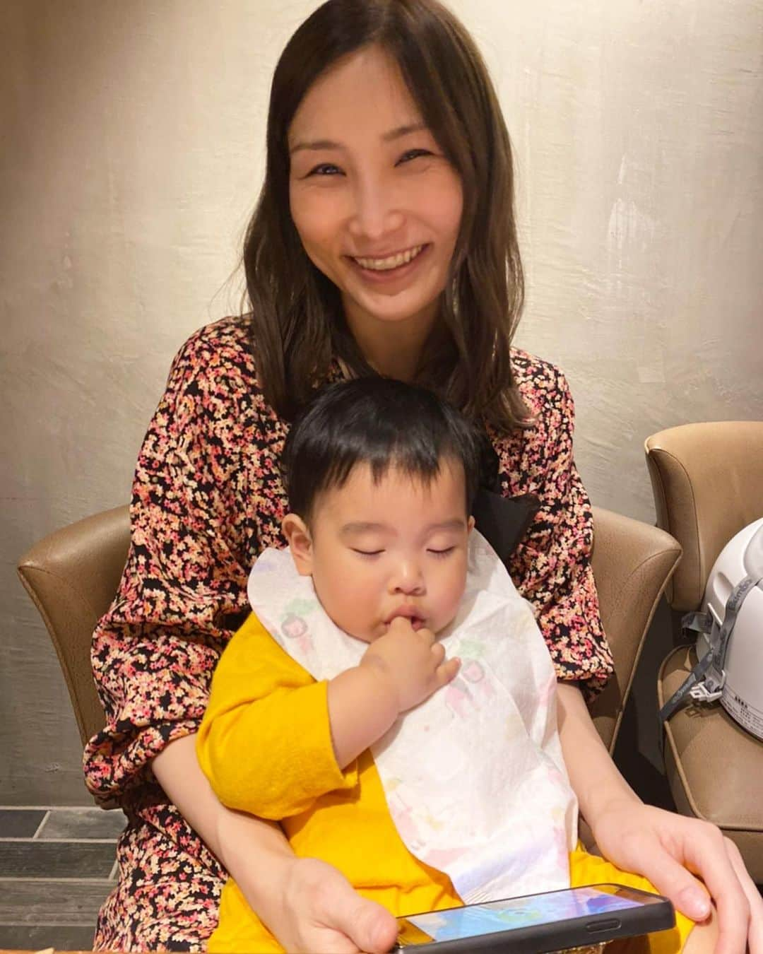 伊藤春香さんのインスタグラム写真 - (伊藤春香Instagram)「数週間前から突然息子が﻿ 指しゃぶりを始めました。﻿ ﻿ 今の時期（1歳）の指しゃぶりは、﻿ 特に何か悪影響があるわけではなく﻿ 心配しなくていいらしいんだけど、﻿ ﻿ 指しゃぶりが始まってから、﻿ ちょっと言葉数が減って﻿ おとなしくなった気がしてさみしい…😢﻿ ﻿ #育児悩み #1歳児 #指しゃぶり #育児 #育児投稿 #ワーママ #育児日記 #育児奮闘中 #1歳男の子」1月27日 13時40分 - ha_chu