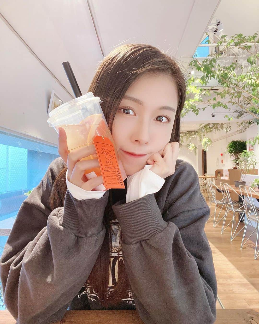 麻衣愛のインスタグラム：「「お茶しよー？」👀💗 . #すぐお茶する #すぐお茶したがる #すぐ座りたがる #cafe #cafestagram #カフェ巡り #カフェ #かふぇすたぐらむ #かふぇめぐり #原宿」
