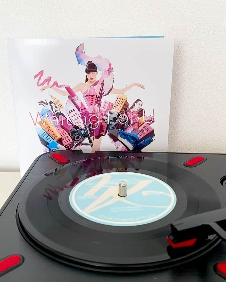 TANAKA ALICEのインスタグラム：「Vinyl 『Waiting For U』今日発売💖 是非店舗またはオンラインに行ってゲットしてみてね🕊  Vinyl 『Waiting For U』Now on sale!!💖 Check that out on the online website of the atlasmusic official shop or the website or the store of these shops!;)  ↓ JET SET CORNERSHOP (Shizuoka) HMV NASTY STREET store No.2 (Kumamoto) STEREO RECORDS (Hiroshima) Tower Records disk union FACT RECORDS(Miyazaki)  #waitingforu#tanakaalice #vinyl#レコード#発売」