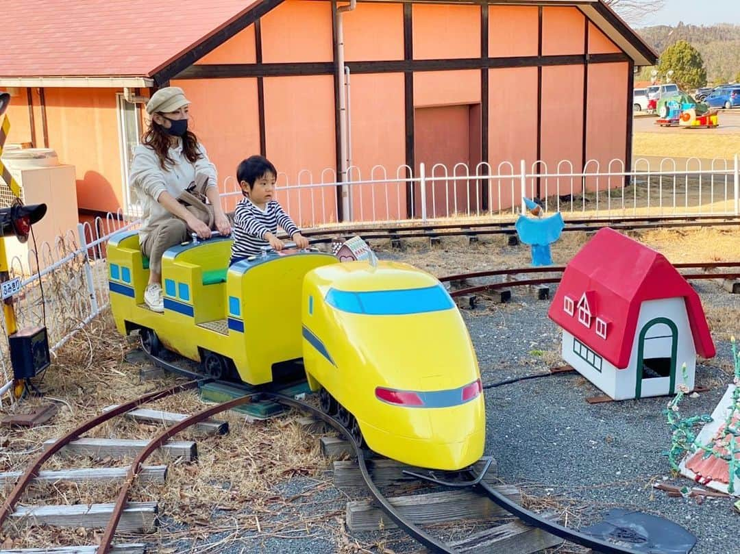 藤田志穂さんのインスタグラム写真 - (藤田志穂Instagram)「安定の映えない親子写真🤣 ・ 息子に「大好きなドクターイエローいるよ！」と誘い、息子も一応座ってみたけど。。。 ・ すぐに「なんか違う」と感じたらしく😂 ・ 「おりる！」を連呼してました🤣 ・ 息子の表情から「思ってたんと違う」感がひしひしと伝わる。。。 ・ #映えない親子 #ドクターイエロー #なんか違う  #思ってたんと違う  #子鉄 #鉄男 #リアルが好き #楽しそうなのは #いつも #親の方😂 #ドイツ村」1月27日 13時34分 - shiho_fujita44