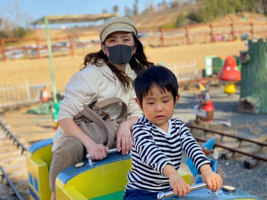 藤田志穂さんのインスタグラム写真 - (藤田志穂Instagram)「安定の映えない親子写真🤣 ・ 息子に「大好きなドクターイエローいるよ！」と誘い、息子も一応座ってみたけど。。。 ・ すぐに「なんか違う」と感じたらしく😂 ・ 「おりる！」を連呼してました🤣 ・ 息子の表情から「思ってたんと違う」感がひしひしと伝わる。。。 ・ #映えない親子 #ドクターイエロー #なんか違う  #思ってたんと違う  #子鉄 #鉄男 #リアルが好き #楽しそうなのは #いつも #親の方😂 #ドイツ村」1月27日 13時34分 - shiho_fujita44