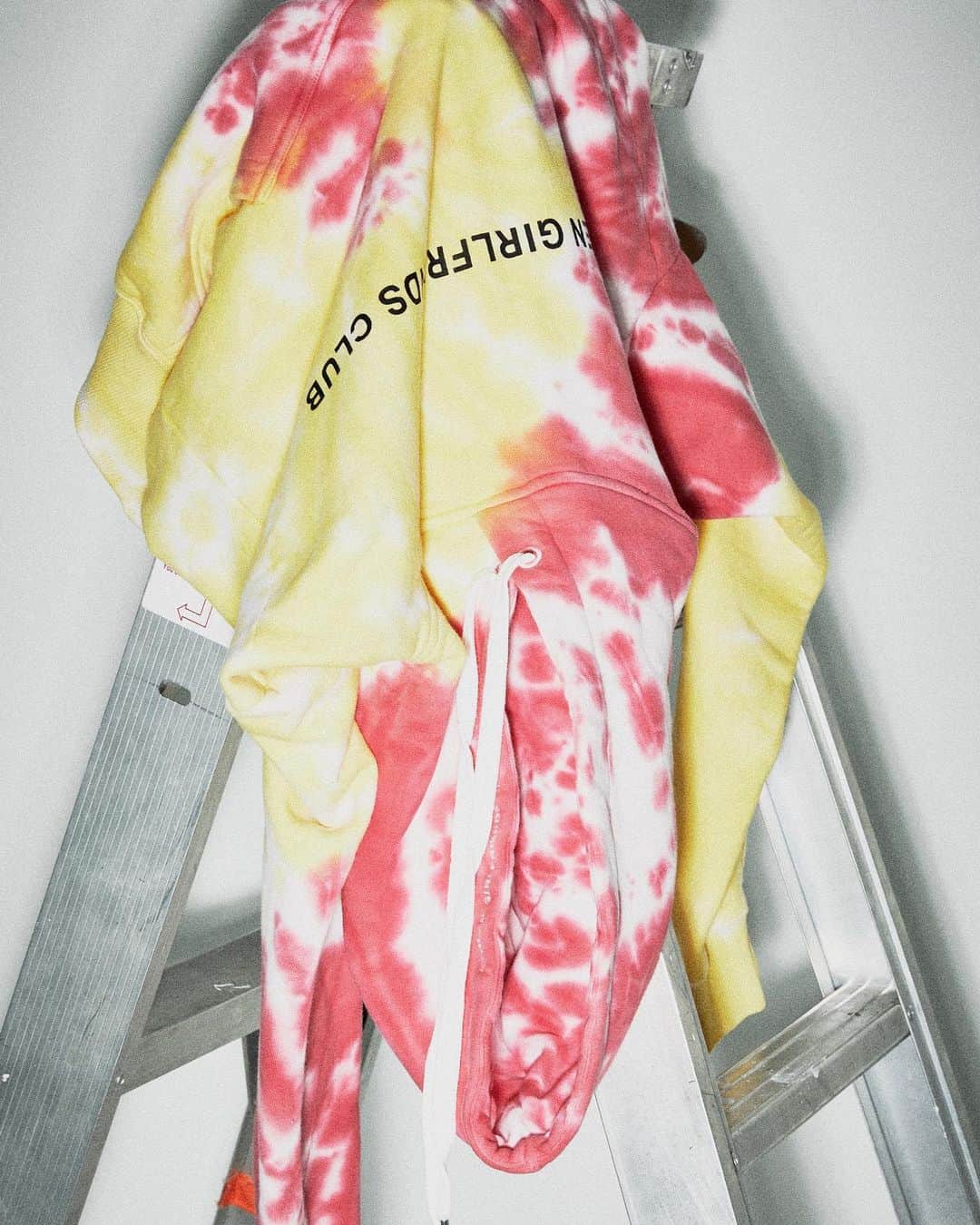 のインスタグラム：「Our forever classic Text Logo Hood with an anti-classic tie dye twist, for a limited time.」