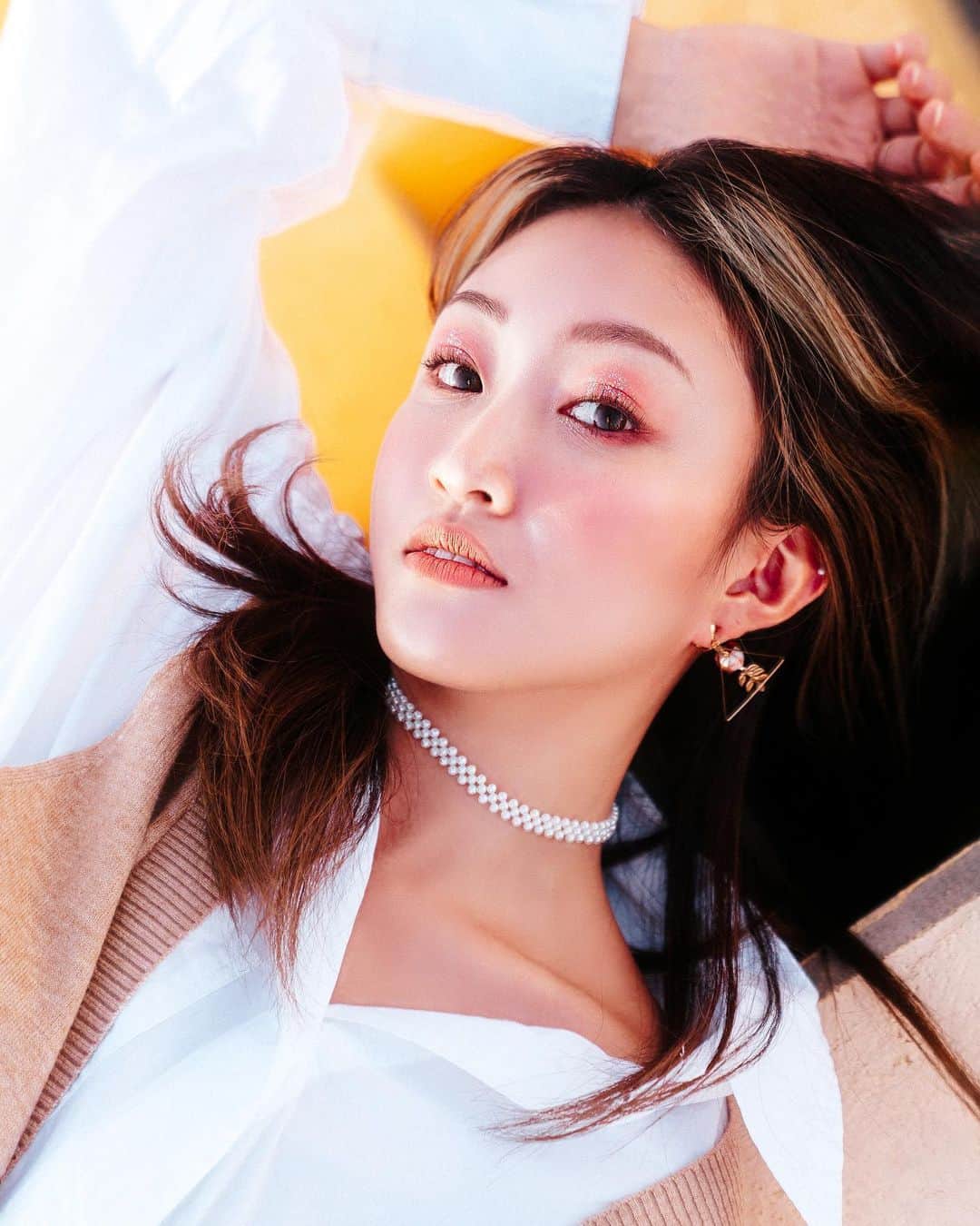 のインスタグラム：「Glittery eye shadow🪐 #鎖骨  Model : @emika_kamieda  Photography : @tianhuaqiuchen  Makeup artist : @minniimakeup  Stylist : @pink.bai   #japanesegirl #modeling #makeup #fashion #Barcelona #actriz #asiatica  #目元メイク #キラキラメイク #フレーミングカラー」