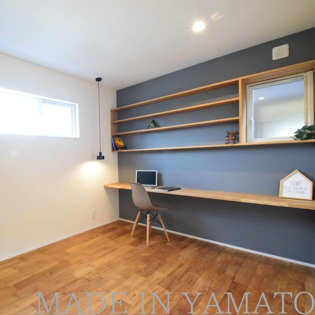YAMATOの家さんのインスタグラム写真 - (YAMATOの家Instagram)「#寝室 の一部の壁を #アクセントクロス で仕上げました。 色が入ることで、空間が引き締まります。  #カウンター と #棚 を取り付けて #パソコン作業 などができるように。 「就寝する」以外に様々な使い方ができる寝室です♪  MADE IN YAMATO . . #yamatoの家 #設計 #自宅 #御殿場 #小山町 #裾野 #設計事務所 #マイホーム #注文住宅 #デザイン #新築 #家 #インテリア #住宅 #設計士 #設計士とつくる家 #建築士 #建築士とつくる家」1月27日 13時38分 - yamato_house