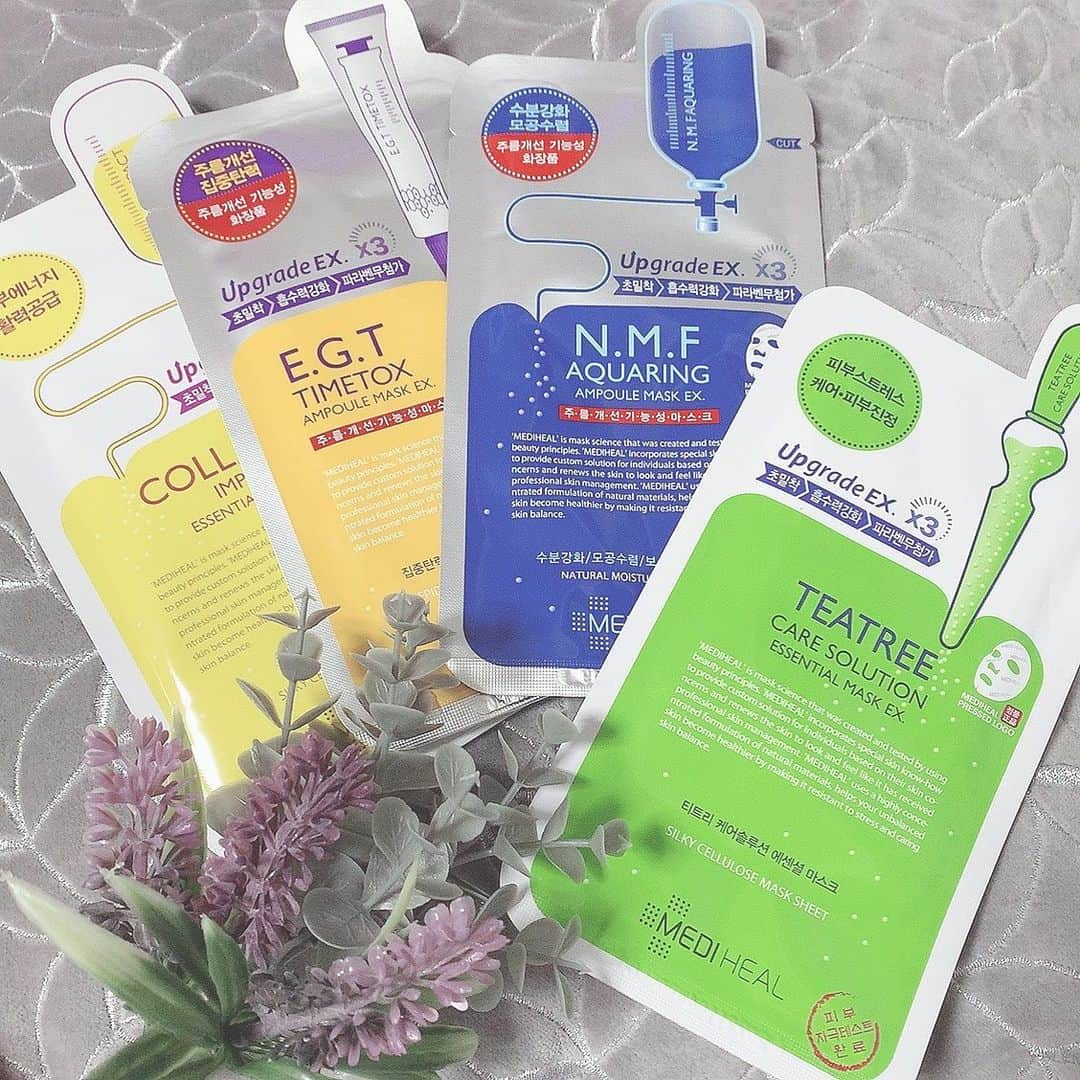のインスタグラム：「💄メディヒール フェイスパック @mediheal_official  ・ シートが薄めでどの種類も美容液が これでもかってくらい染み込んでて 顔への密着度は今まで使ってきたパックの中で1番✨ かと言って、貼り付けてる間ボタボタ滴らないし めちゃくちゃ優秀で最近はご褒美パックとして 週2,3回気分に合わせて使ってるの💆‍♀️💓 ・ 右から効果とか使った感想🥳 ★ティーツリーケアソリューションエッセンシャルマスク ☆効果⇒皮膚のストレスケア・鎮静化 メディヒールはこれが初めましてだったけど 色々使った結果この子が大優勝🎉 軽いニキビくらいだったらこのパックしたら かなり早く治る😭💓 ・ ★N.M.F アクアリングアンプルマスク ☆効果⇒シワ改善・保湿・毛穴引き締め 保湿力はまじでハンパない！ 次の日の顔のモチモチ感が最高🙆‍♀️💓 毛穴の引き締めは私はそんなに感じなかったかも🤔 同じ種類を使い続ける必要ありなのかも ・ ★E.G.T タイムトックスアンプルマスク ☆効果⇒シワ改善・弾力 他の種類に比べて薬草？みたいな ウッディな香りがするパック 香り強いのが苦手だとしんどいかも💦 これもモチモチ感はいい感じだけど アクアリングと同じく効果を得るには 使い続ける必要がありそう🙆‍♀️ アンチエイジング系だから継続してみたい☺️💕 ・ ★コラーゲンインパクトエッセンシャルマスク 効果⇒皮膚エナジー・活力供給 保湿力もあって、少し肌もトーンアップする気がする🙆‍♀️💓 これもシワたるみに効果が期待ができるみたい✨ 私的には翌朝の肌の白さにびっくりするくらい 効果を感じたかなー！✨ ・ #メディヒール #フェイスパック #おすすめスキンケア  #乾燥肌 #敏感肌 #混合肌 #オイリー肌  #コスメ好きさんと繋がりたい  #韓国コスメ #韓国メイク #コスメレビュー #スキンケア用品 #美意識向上委員会  #美意識高い人と繋がりたい  #スキンケア好きさんと繋がりたい  #ベストコスメ #コスメレポ #美白ケア  #ゆーろの可愛いメモ」