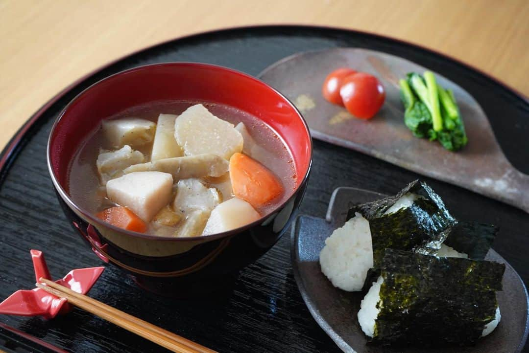 坂元美香さんのインスタグラム写真 - (坂元美香Instagram)「おひるごはん。  精進料理ランチ。 けんちん汁は昨晩より味が 染み込んでおいしいです☺️  建長寺の点心庵のランチを 真似してみました。  #けんちん汁 #建長汁 #おにぎり #おひるごはん #ひるごはん #おうちごはん #おうちごはんlover  #精進料理 #坂元家の昼ご飯 #津軽金山焼 #漆塗り #漆器 #天然木 #越前塗 #うるし」1月27日 13時46分 - mika_saka