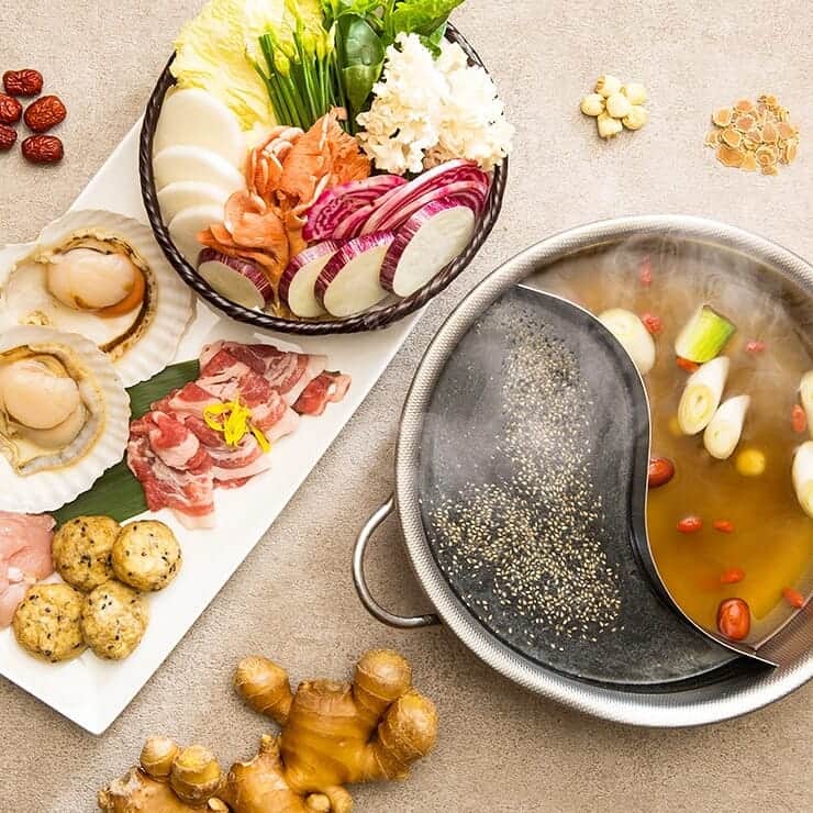 のインスタグラム：「【薬膳鍋セット】  本日はディナータイムでご利用頂ける鍋セットの紹介です。(*´︶`*)ฅ  〈滋養強壮セット〉 ・季節の野菜盛 ・宮城県産 白金豚　(滋養強壮に優れ潤いを与えます) ・薬膳飛龍頭　（風邪や喉の痛みを改善） ・帆立（食欲不振、のぼせ、ふらつきにおすすめ）  スープは５種類の中から２種えらべます。 写真は「黒胡麻豆乳スープ 」と「すっぽん塩スープ」です。 黒胡麻豆乳スープはまろやかでコクのある味わいのお肌の潤いチャージスープ。 すっぽん塩スープは朝〆すっぽんから丁寧にとったパワースープです!  #薬膳 #薬膳料理 #薬膳カレー #薬膳スープ #薬膳ランチ #薬膳鍋 #薬膳酒 #美肌になりたい #美肌効果 #美容好きな人とつながりたい #美容マニア #健康ごはん #健康第一 #健康志向 #免疫力アップ #渋谷 #渋谷ランチ #渋谷ディナー#渋谷デリバリー#Wolt渋谷#ウォルト渋谷」