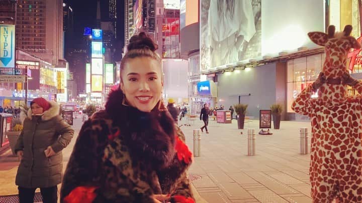 のインスタグラム：「どんな時も笑っていよう☺️💪🏼🔥  2020.01. 今日も頑張ろう！ #囲まれた #ウッディー顔怖い  🔴🔴🔴 #newyork #ニューヨーク　#タイムズスクエア　#lol #笑う #笑 #面白い #happy #ゴスペル #ny #timessquare #peace #love #followforfollowback #followｍe #food #smile #animal #disnyland #disney」