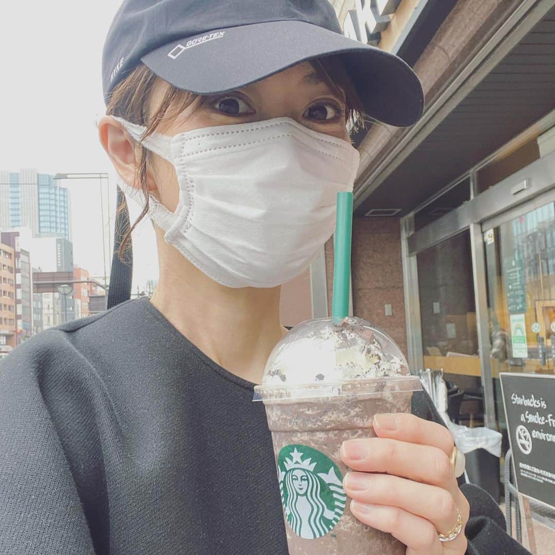 畑野ひろ子のインスタグラム：「今日は、お花の仕入れへ。 仕入れ後は、決まってスタバ☕️ 今日から発売？というチョコレートオンザチョコレートフラペチーノ❤️ もちろん買ってしまった😅」