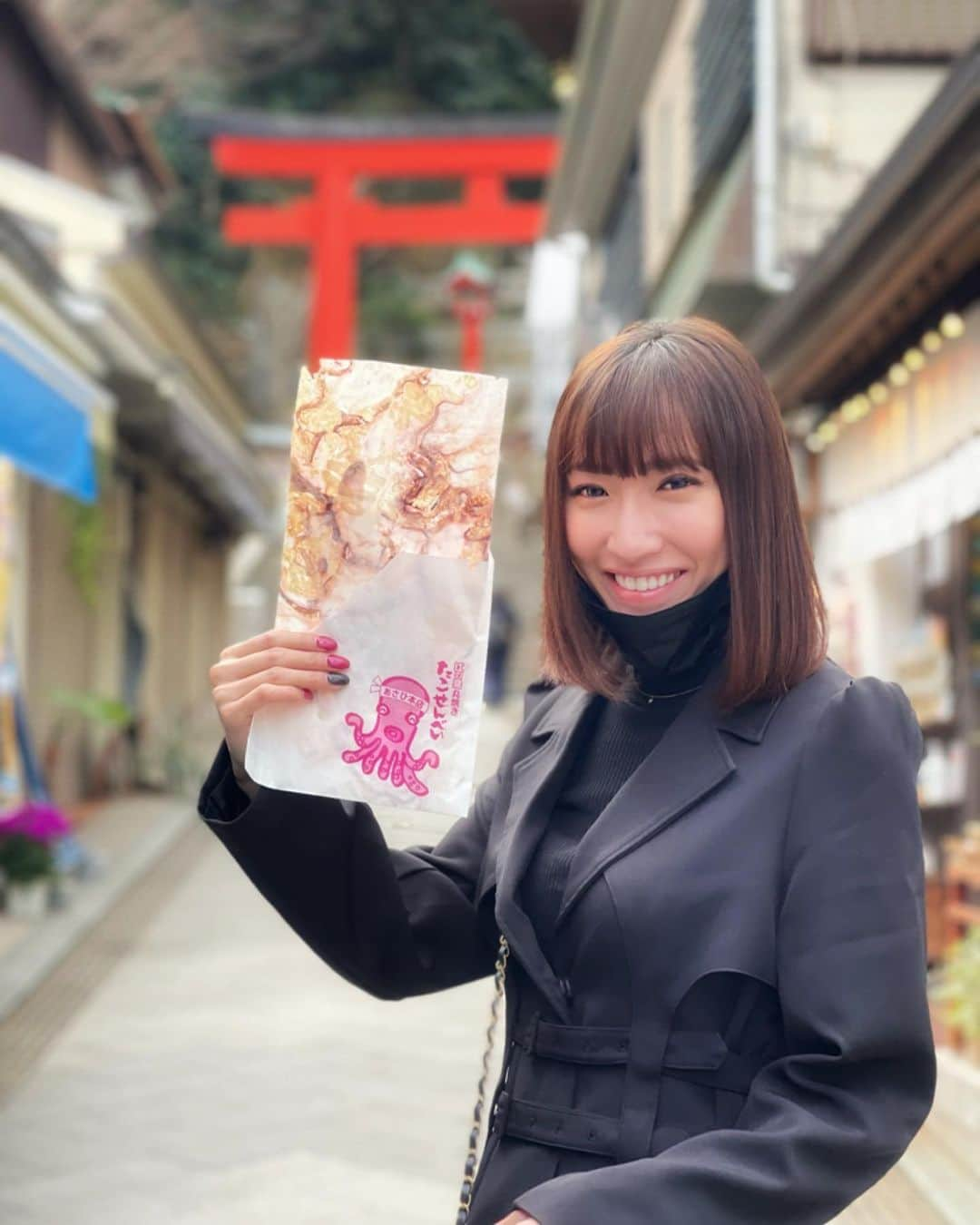 ゆしんさんのインスタグラム写真 - (ゆしんInstagram)「． たこせん食べれて嬉しそう🐙 マスクで小顔効果炸裂〜。 ． Photo @nkbyc  #あさひ本店」1月27日 14時03分 - yushin0725