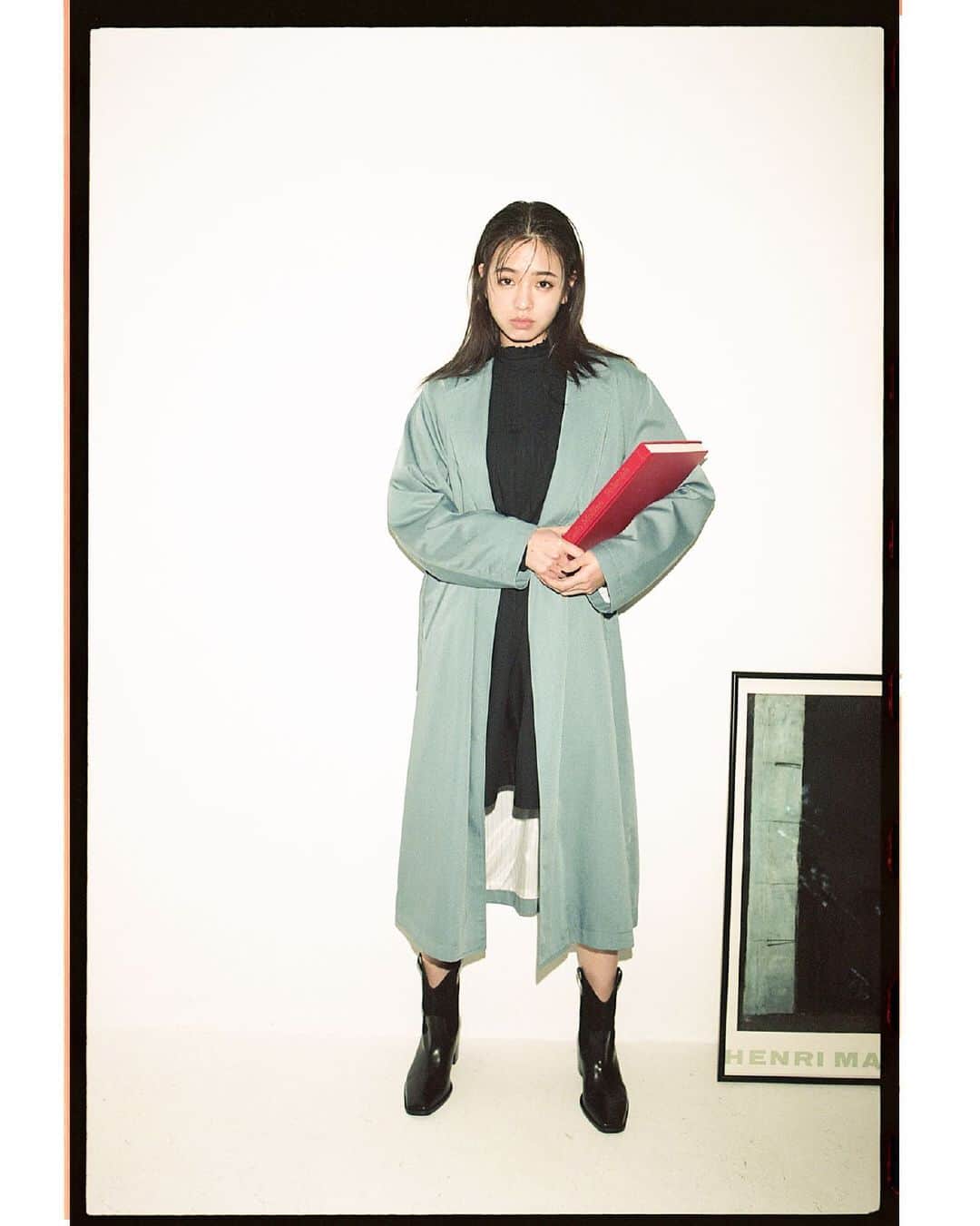 のインスタグラム：「New spring with trench coat mayuu yokota _____________________________________________ 袖を通すだけで、気持ちを新たな季節へと誘うトレンチコート。 スタンダードなワードローブだからこそ、ほかにはない特別な一枚を見つけたい。 今年はトレンチコートを構成する要素の中でも重要なボタンをあえて外し、ミニマルなデザインに仕立てることで、よりモードでエレガンスなムードに。 イノセントな空気感はそのままに、垣間見せる大人の表情で魅了するモデル・横田真悠が着こなします。  SHEL'TTER WEBSTORE・ZOZOTOWNにて先行予約発売中 SLY店舗1/29(FRI)入荷予定 ☑︎TRENCH GOWN (030ESY30-0810) BLU,KHA,GRY,BEG ¥12,000+tax  SHEL'TTER WEBSTORE・ZOZOTOWNにて先行予約発売中 SLY店舗2月発売予定 ☑︎TUCK SMOCK DRESS (030ESM33-0770) BLK,WHT,BEG ¥14,000+tax  SHEL'TTER WEBSTORE・ZOZOTOWNにて先行予約発売中 SLY店舗2月入荷予定 ☑︎WESTERN SHORT BOOTS (030ESM55-0710) BLK,IVOY ¥14,000+tax _____________________________________________ #SLY #SLY_fav」