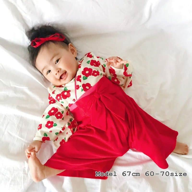 かわいいベビー服・子供服Babychuさんのインスタグラム写真 - (かわいいベビー服・子供服BabychuInstagram)「【ねんねでも♪おすわりでも♪たっちでも♪こんなに可愛い😍はかまロンパース🎀ご購入は急いで～🧚‍♀️】 . 女の子の節句「ひなまつり」に向けて注文殺到🎎 写真映え服📷✨はかまロンパース✨ . もちろん、ひな祭りだけじゃないよ❣ お食い初め、節句、お誕生日など活躍シーンいっぱい💓 大切な写真を残したい時に、ぜったい着せてあげたい😍 . おうちフォトが多くなってるね😉可愛い子どもの姿、撮影しましょ📸 売り切れちゃう前に、GETを🎎💕 . . 👧女の子🌼袴ロンパース👶 カラー：椿柄/花柄ピンク/矢絣風 サイズ：60-70/80/90 プライス：3,980円+tax .  横開きスナップボタンで、ねんねのベビーもお着がえらくらく👶 綿100%も嬉しいね😊💕 . ご自宅用はもちろん、出産祝いやプレゼントとしても喜ばれます🎁💫 . 👦男の子の袴ロンパースも大好評🏆チェックしてね❤️ . プロフィール欄のURLから今すぐべびちゅのHPへGO💨 . . 👀合わせてチェック❣️ コレ買ったら送料無料📦🆓 . 「送料無料キャンペーン」のアイコンがついたアイテムなら、送料無料❣️ クーポンの選択不要👍8,000円（税抜）以上のご購入でなくても送料無料になっちゃいます😘 . あの大人気ブルマも今だけ送料無料！ このチャンスをお見逃しなく〜〜〜😉💖 . 紹介アイテム品番:ti-p2513 . #はかまロンパース #袴ロンパース #はかま #袴 #お披露目 #初節句　 #七五三 #お食い初め #節句 #ひなまつり #端午の節句 #お正月 #べびちゅ #babychu #ig_kidsphoto #ig_babyphoto #子供服 #ベビー服 #親バカ部 #女の子 #娘 #赤ちゃん #ベビーコーデ #キッズコーデ #ベビーファッション #キッズファッション #出産祝い #babychujp」1月27日 14時05分 - babychu2014