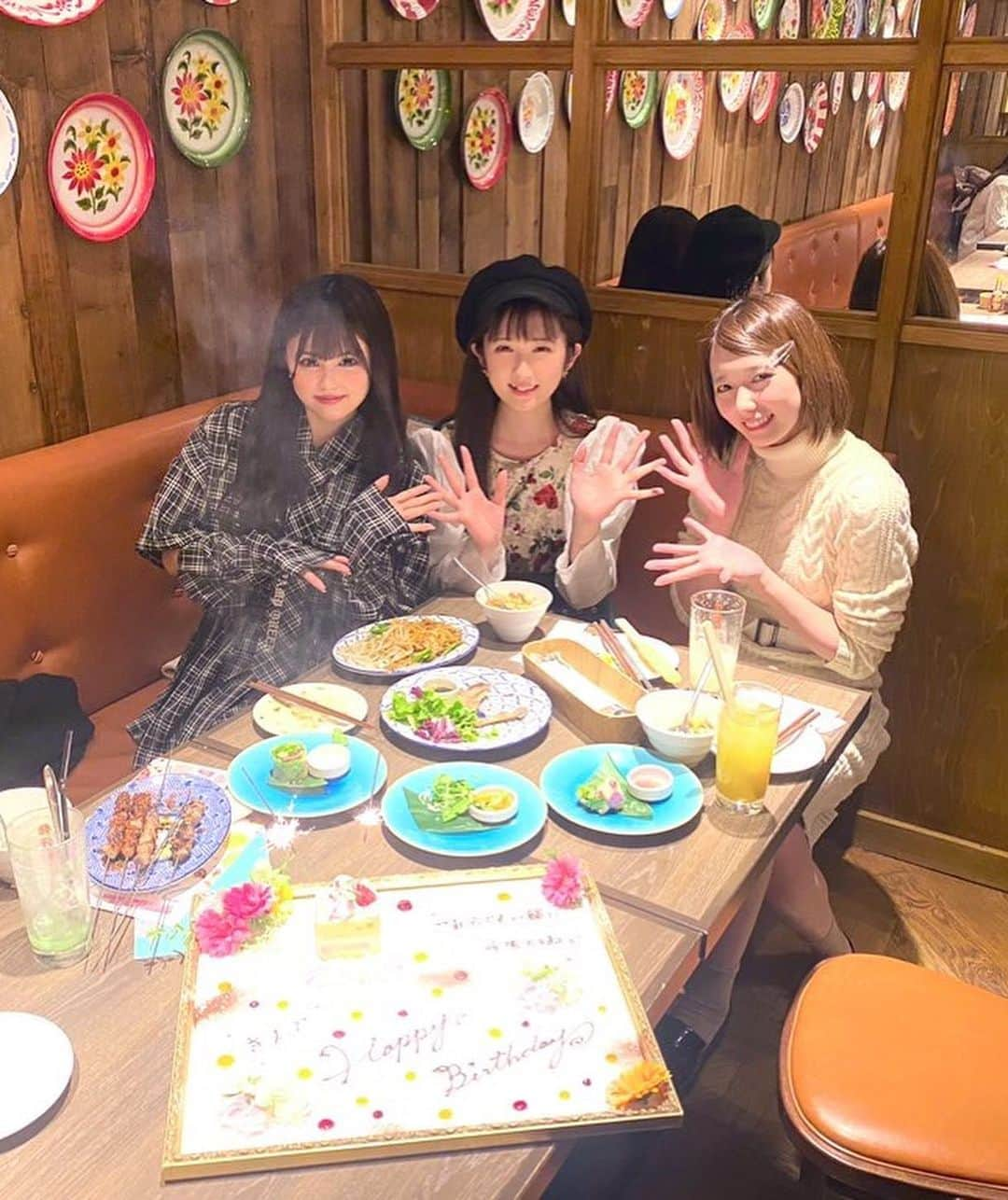 並木彩名さんのインスタグラム写真 - (並木彩名Instagram)「タイ料理ランブータンさんで @nishino_runa1031 @24sayu にお祝いしてもらいました✨フルーツ生春巻きめっちゃおいしかった🙊❤︎」1月27日 14時05分 - king_of_nami