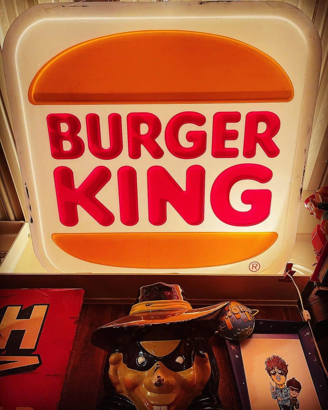 大川知英さんのインスタグラム写真 - (大川知英Instagram)「94's BUGER KING STORE SIGN 🤴🏽 でけぇバーガーキング看板をずっぽし❗️ これはかなりやばい迫力と存在感🍔 夜にマダナダとバガキン看板を眺めながら モスバガを食す...upi❗️🤡 #bugerking #storesign#large#vintage #94s#初めてのバーガーキング看板 #かなりやばい迫力#マダナダとバガキン #ずっぽし#幸せ#モスバガ食す#upi#最高タッグ #amecajiboys #takatsubase  #アメトイ部#captain」1月27日 14時16分 - zupposi_swamp