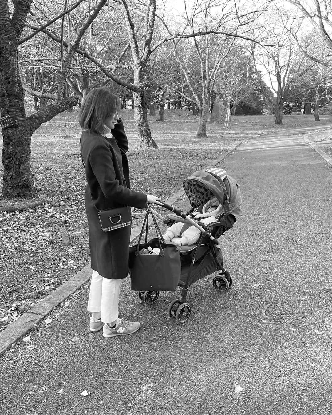 中野瑞希のインスタグラム：「🌿。  来月からいよいよ離乳食開始！ まだ離乳食グッズを揃えてないのでそろそろ揃えないと〜🤣  #時差投稿#ベビーカー#散歩#子育て日記#生後4ヶ月#ママライフ#女の子ママ#赤ちゃんのいる生活#baby#babygirl#来月から#離乳食#開始」