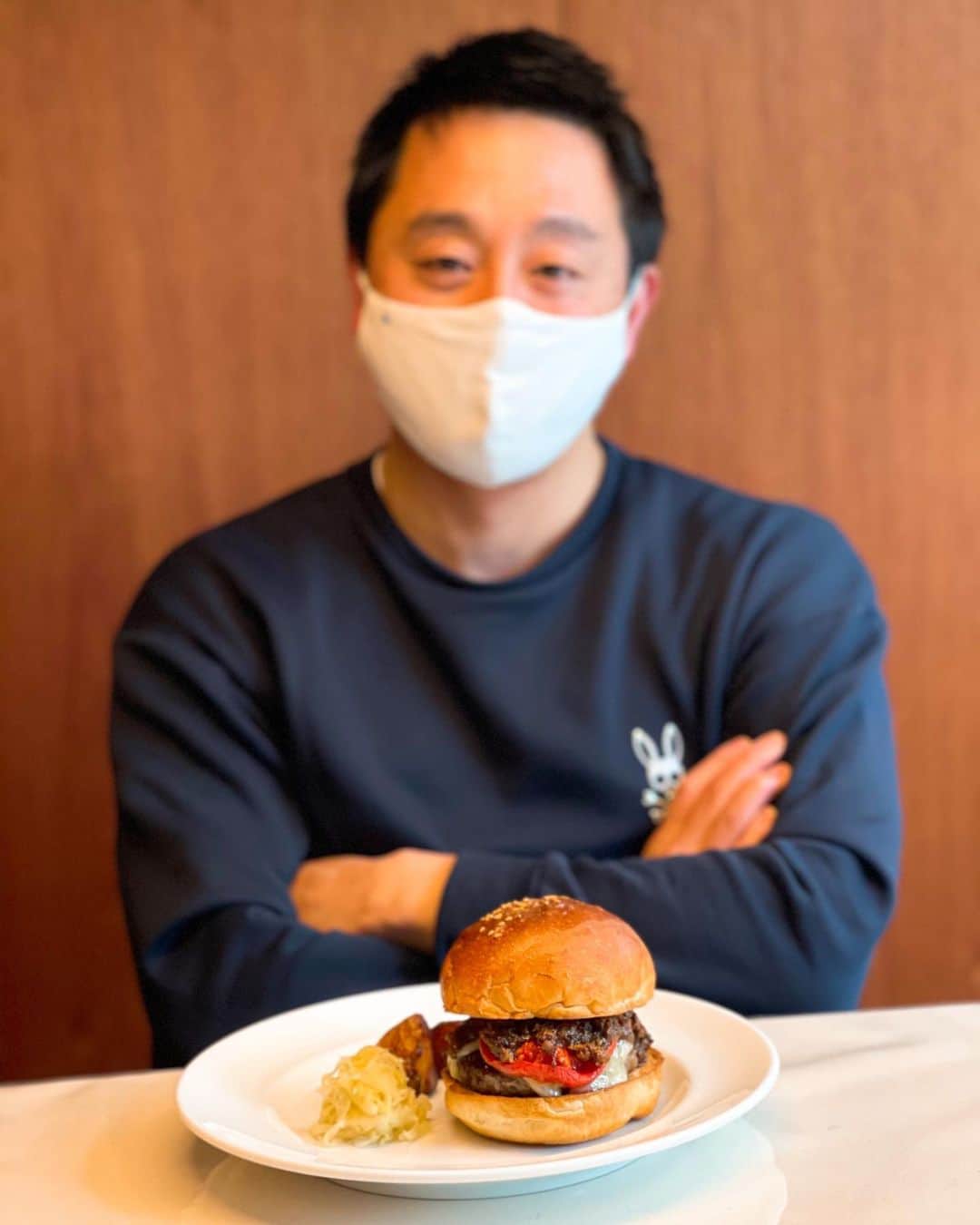 秋山具義さんのインスタグラム写真 - (秋山具義Instagram)「店名&ロゴデザインをお手伝いしている『Burger POLICE』(碑文谷に2月中旬オープン予定)のグラフィック打ち合わせ&試食♡﻿ ﻿ メインはシンプルに肉の旨さを楽しむ「塩バーガー」で、凄い店とのコラボバーガーなど含めて6種類くらいのバーガーが出る予定で、今日は『TACUBO』のスペシャリテのボロネーゼがソースの「ザ・バーガー(仮)」を試食させてもらいました♡﻿ いや〜、このハンバーガーは凄いです！﻿ 早く食べて欲しい！﻿ 前菜のラディッキオサラダとケール卵もめっちゃ美味しかった！﻿ ﻿ #burgerpolice #tacubo #具義ハンバーガー2021 #秋山具義デザイン」1月27日 14時08分 - gugitter