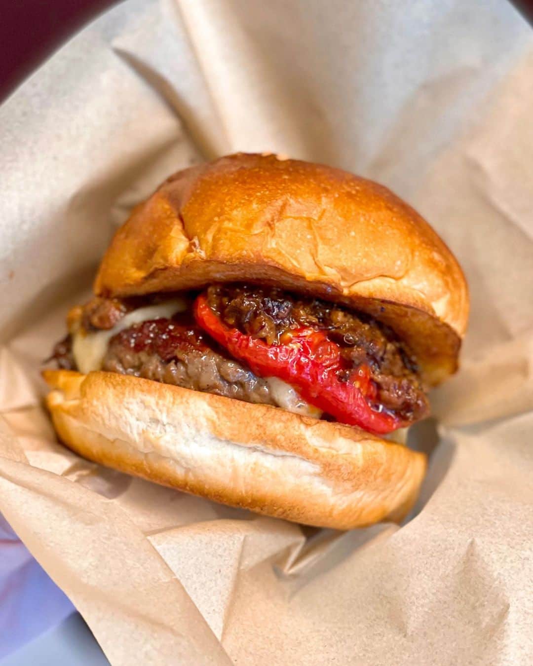 秋山具義さんのインスタグラム写真 - (秋山具義Instagram)「店名&ロゴデザインをお手伝いしている『Burger POLICE』(碑文谷に2月中旬オープン予定)のグラフィック打ち合わせ&試食♡﻿ ﻿ メインはシンプルに肉の旨さを楽しむ「塩バーガー」で、凄い店とのコラボバーガーなど含めて6種類くらいのバーガーが出る予定で、今日は『TACUBO』のスペシャリテのボロネーゼがソースの「ザ・バーガー(仮)」を試食させてもらいました♡﻿ いや〜、このハンバーガーは凄いです！﻿ 早く食べて欲しい！﻿ 前菜のラディッキオサラダとケール卵もめっちゃ美味しかった！﻿ ﻿ #burgerpolice #tacubo #具義ハンバーガー2021 #秋山具義デザイン」1月27日 14時08分 - gugitter