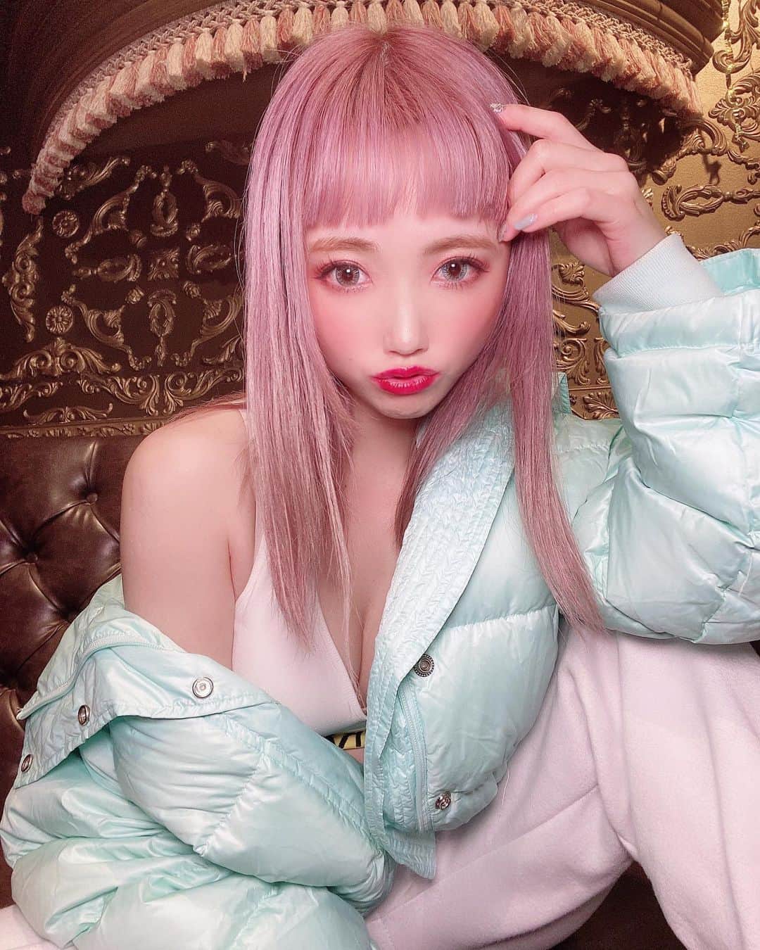 yokoのインスタグラム：「. 髪色と前髪好評で良かった💗 クレラップって一生言われるけどw . . .  . . . . . . #オン眉#クレラップ#ネオクレラップ #エンタメ活動を止めない #アジア一のエンターテインメント #burlesque#burlesque lesquetokyo#バーレスク東京#ダンサー#透明少女#model#hairmake#makeup#love#ootd#fashion#instagood#instalike#instafashion#tokyo#white #오오티디‭#셀카#메이크업#머리스타그램 #お洒落さんと繋がりたい#カメラ好きな人と繋がりたい#モデル#東京」