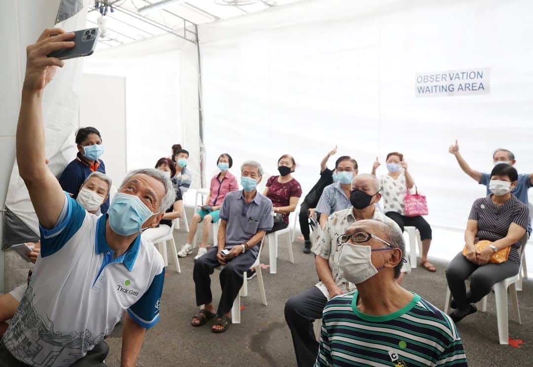 リー・シェンロンのインスタグラム：「We began vaccinating seniors 70 and above in Ang Mo Kio and Tanjong Pagar today. These two estates have older residents than most other estates. ⠀⠀⠀⠀⠀⠀⠀ I dropped by Ang Mo Kio Polyclinic this morning to see how the pilot exercise was going. Pleased to see a good turn out today! ⠀⠀⠀⠀⠀⠀⠀ The vaccination programme will be rolled out to other estates from mid-February. If you have seniors at home who have received the letter, please help them make their appointment for their vaccination. I encourage everyone to get vaccinated as soon as you can. The more of us are protected, the sooner we can get back to a more normal life. – LHL ⠀⠀⠀⠀⠀⠀⠀ (MCI Photos by Fyrol)⠀⠀⠀⠀⠀⠀⠀」