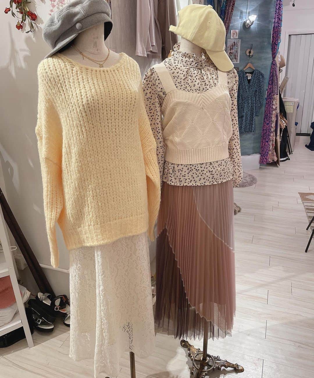 Fleur Fleurのインスタグラム：「粉色系裙子係特別令人喜愛嘅🥰💖💖💖 其中一個最熱賣嘅款式😌✨✨ 重點係裙子係傳橡筋要㗎！🌷🌷🌷 會特別顯瘦哦！  全線SS21都可享有八五折優惠 ⭐️CNY特別加送🌺: 購買三件全單八折！⭐️ 購物滿港幣$2500更可享免費順豐送貨服務！ 歡迎上嚟銅鑼灣門市試穿或者inbox直接購買 whatsapp: 5562-9458  銅鑼灣門市地址：銅鑼灣恩平道52號2樓A室」