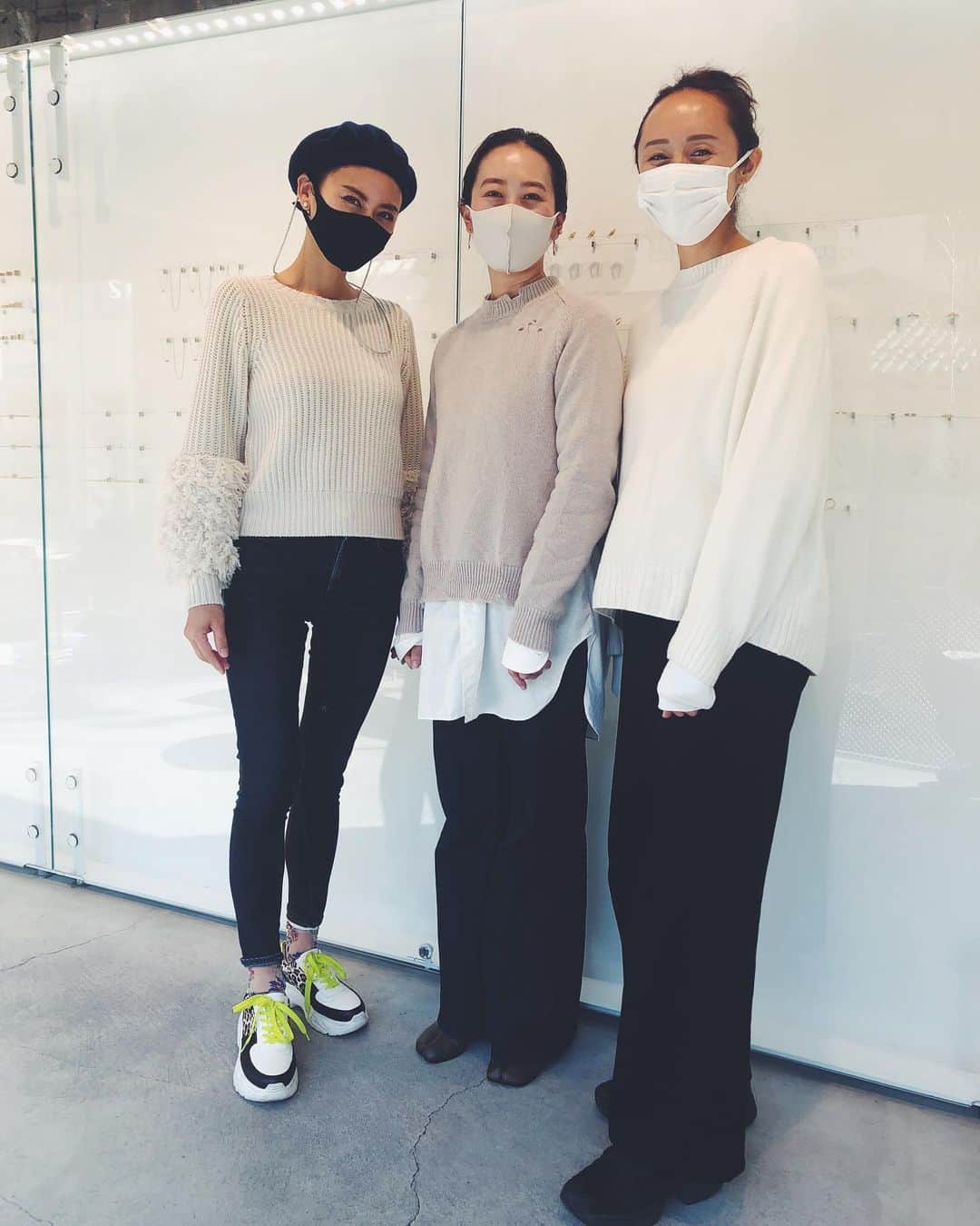 のインスタグラム：「ちょっと前ですが、高校時代の友人と嬉しい再会♪  @shihara  の シンプルかつユニークなデザインにうっとり♪  酷使しすぎて広げるのも恥ずかしかったので、写真は友人の綺麗な手を 😂  素敵なジュエリーが似合うように、ちゃんとケアしようと決意w」