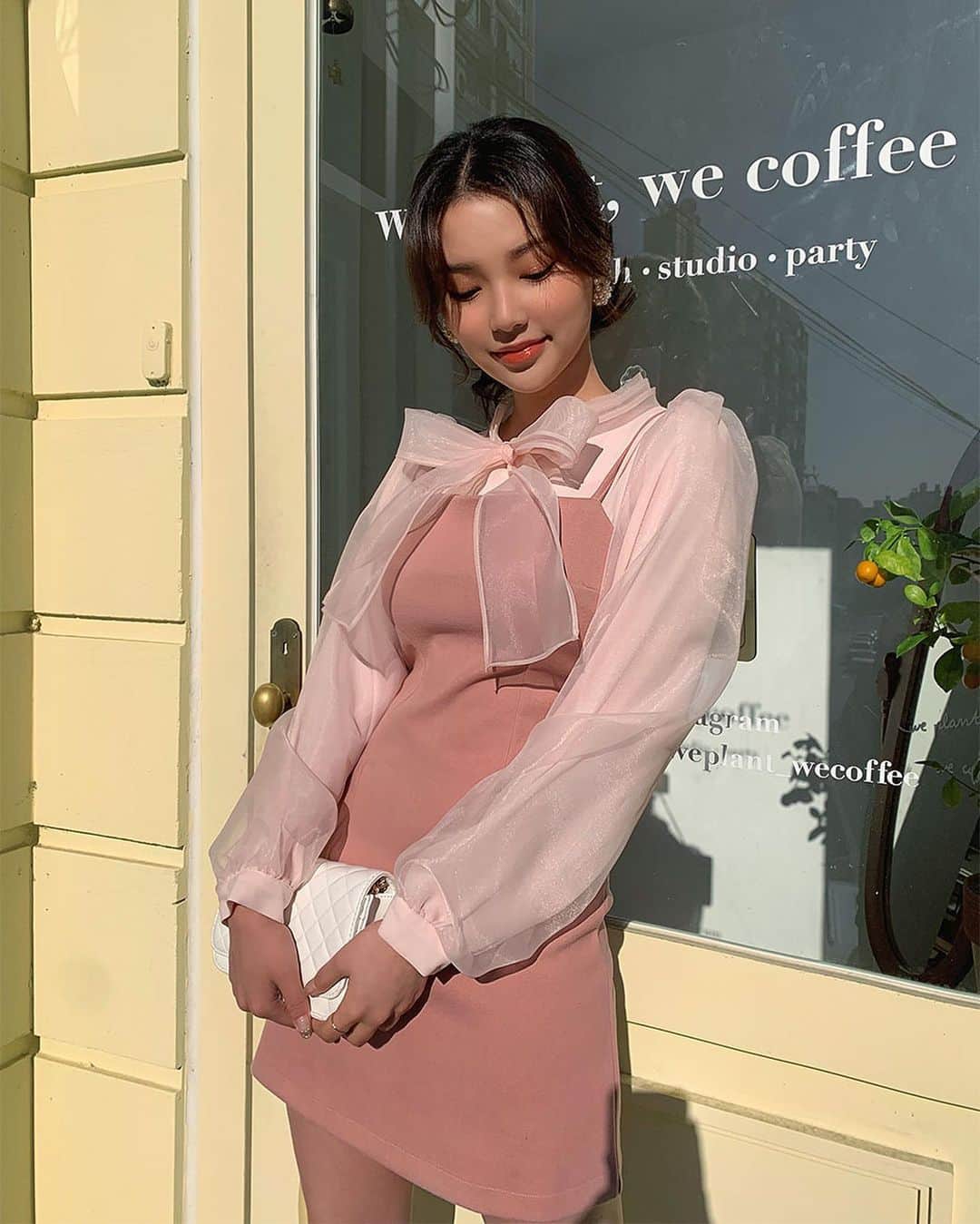 Chuuのインスタグラム：「봄 향기 솔솔 러블리 쉬폰 블라우스와 뷔스티에 원피스로 분위기 있게💕  코디 활용도가 정말 높은 뷔스티에 원피스! 화사하고 고급스러운 스타일 연출을 원한다면 블라우스와 함께~ 데일리로 예쁨을 원한다면 베이직한 티셔츠 또는 목폴라 티셔츠와 코디하여 다양한 스타일 연출해보세요💕(원피스 가격이... 헉! 2만원도 안한다는 사실은 안 비밀👍🏽)  #chuu#츄#원피스맛집」