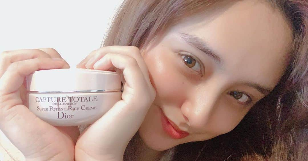 石田ニコルさんのインスタグラム写真 - (石田ニコルInstagram)「DIOR CAPTURE TOTALE  CELL ENGY RICH CREAM Digital  ディオールのアンチエイジングラインから 新しく「リッチクリーム」がでました♡  使い心地もよく、いい香り♡ チェックしてみて♡  #カプチュールトータル @diorskincare」1月27日 14時30分 - nicole_ishida