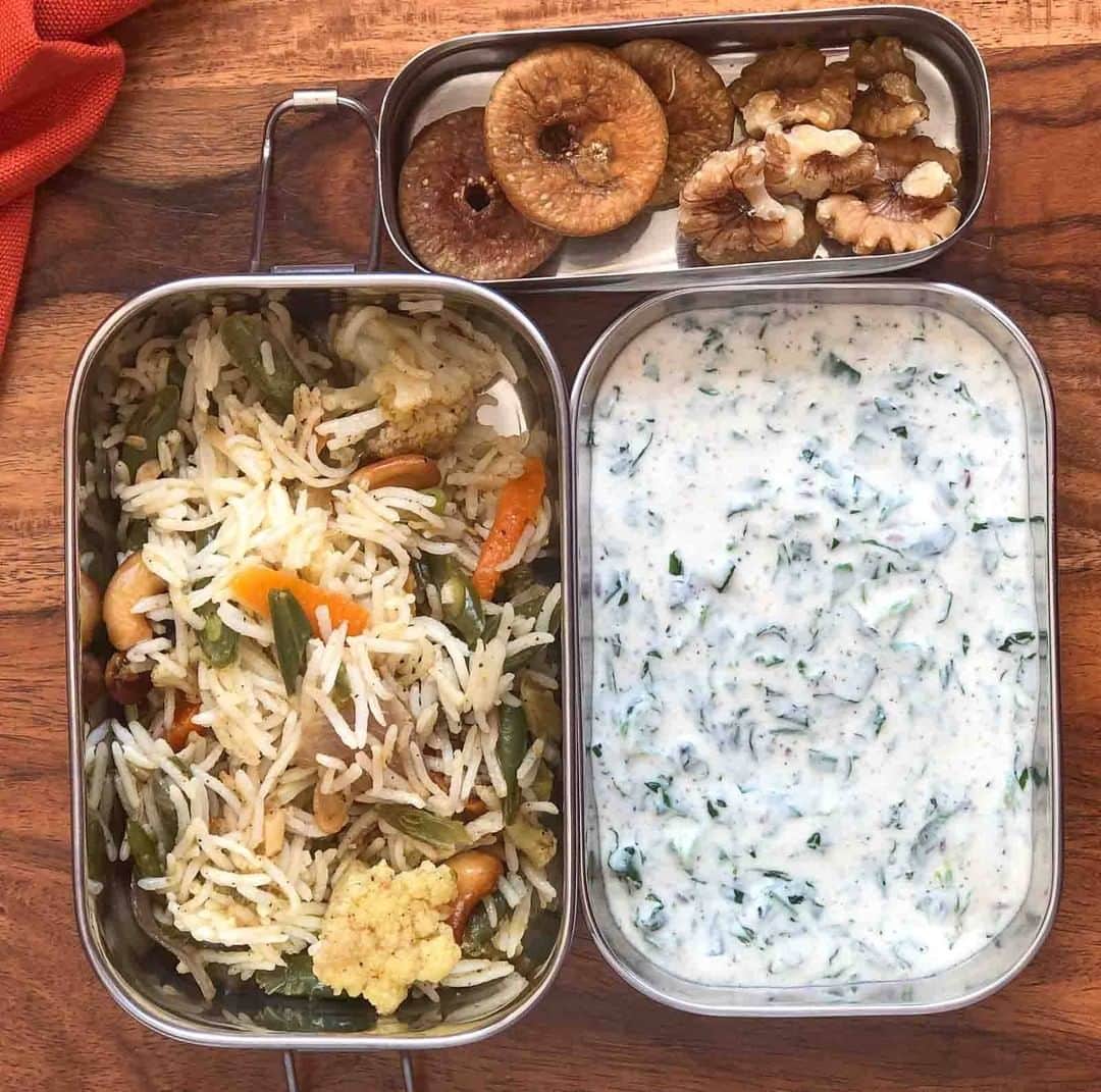Archana's Kitchenさんのインスタグラム写真 - (Archana's KitchenInstagram)「#lunchboxideas  Here's a simple and easy to make Lunch Box that includes Maharashtrian Masale Bhaat and Methi Raita which is flavoured with Garlic. Get the recipe from the smart.bio link in my profile @archanaskitchen .」1月27日 14時30分 - archanaskitchen