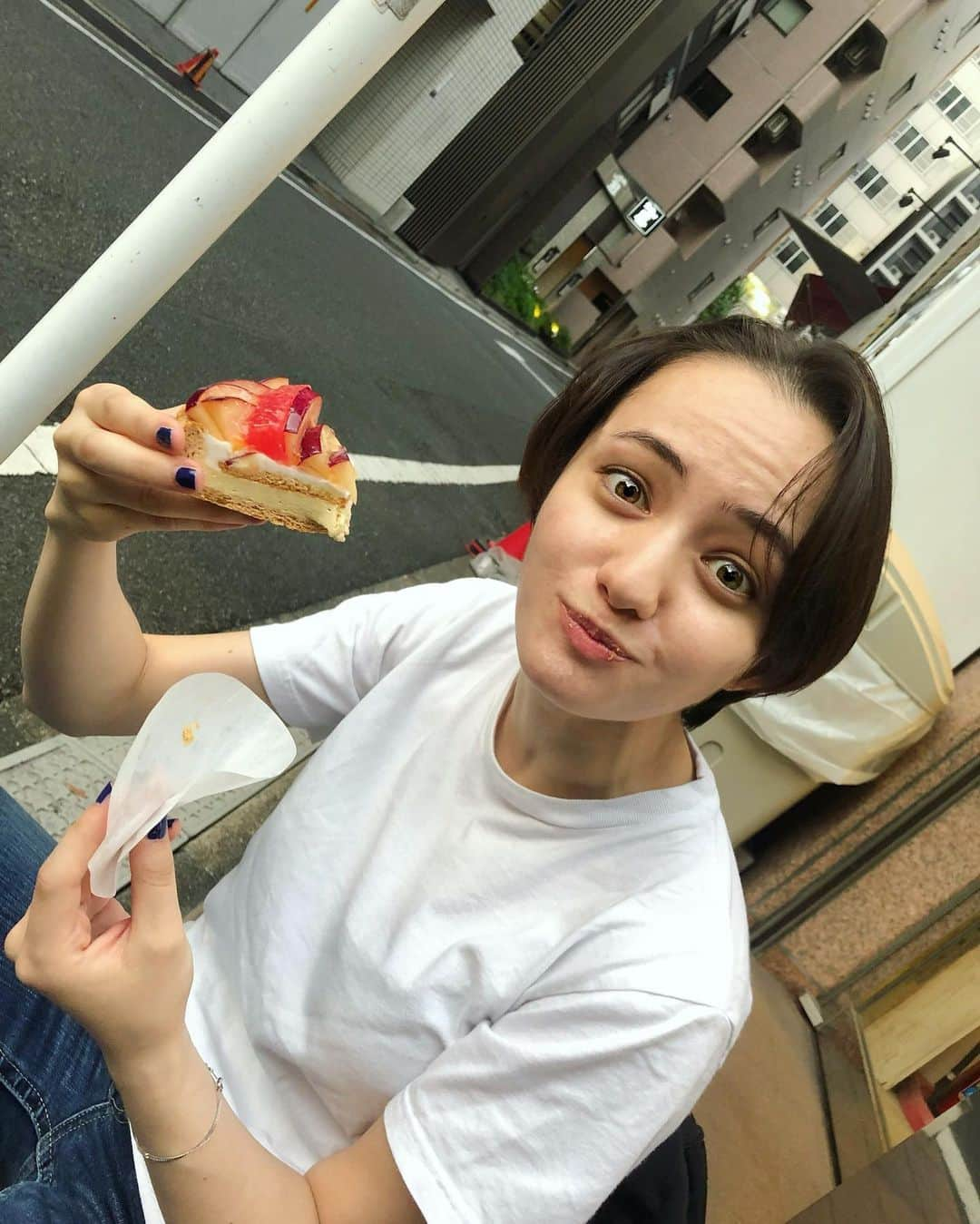 アヤカ・ウィルソンさんのインスタグラム写真 - (アヤカ・ウィルソンInstagram)「___  Being happy makes everything worth it. Don’t judge yourself and just be happy;)  食べることが大好き♡ 食いしん坊な私😋  骨格も体型もカナダのDNAはいってるし、小さい頃からモデルやってたから、食べる物選んで来てたけど、 たまには好き勝手食べて何も気にしないで自由にしたくなるよね😘♥️ (ご褒美ってことで許して🙈笑)  食べる時すごく幸せな気持ちになるのわかるかな？？🥰  (ちなみにここは新宿御苑の近くにあるタルト屋さん! 友達と買ってすぐにかぶりつきました♪)  #幸せが一番大切 #食べるの大好き #Happyでいよっ #スイーツ  #アヤカウィルソン #ayakawilson」1月27日 14時37分 - ayakawilson_official