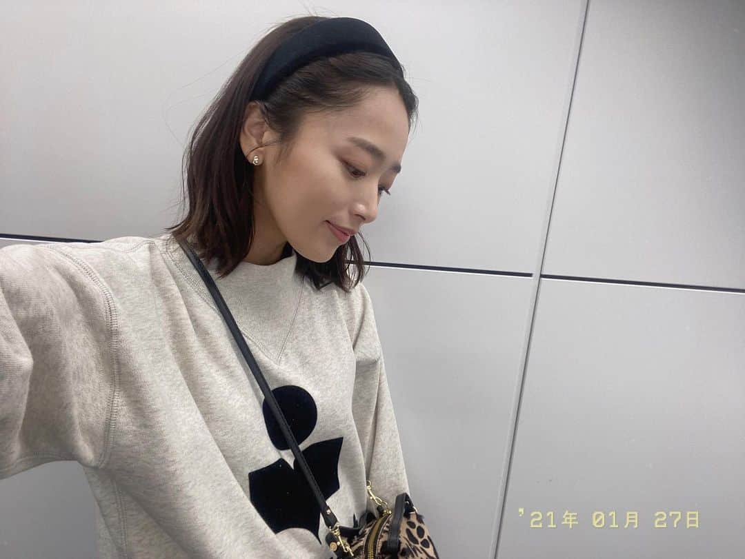 近藤千尋のインスタグラム：「更新が空いてしまいました🥺💦 今日も撮影でした📷❗️ ヘアメイクさんがしてくれる ナチュラルな肌質がすき🧡 ニキビができたので カチューシャで前髪があたらないように… こちらの角度で。笑  感染対策に気を付けながら 引き続き過ごしたいと思います。。。🙇🏻‍♀️🙏」
