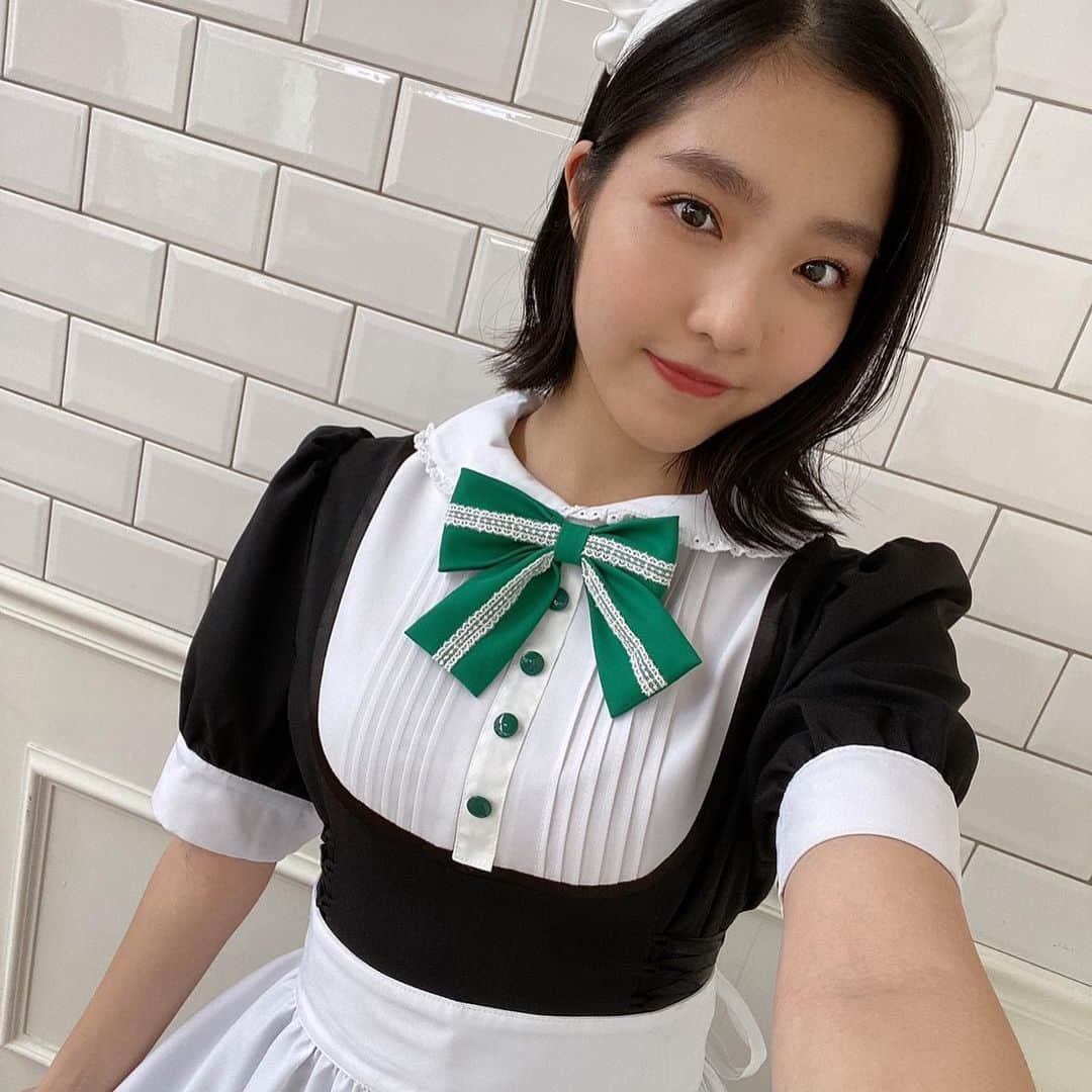BEYOOOOONDSさんのインスタグラム写真 - (BEYOOOOONDSInstagram)「#一岡伶奈 です♪ 今日の21:30~ #スペースシャワーTVプラス  さんにて「BEYOOOOONDS一岡伶奈 はじめての鉄道旅」#3 が放送です✌🏻️ 楽しみにしていて下さいね〜✨ 今回は美味しい海の幸を食べました🐟 食レポも頑張ったので注目してください🔍  ぜひ「#いち電」でツイートなどしてね！！  そして #メイドさん 衣装のグッズが販売されています！ メイドさんになりきってます✿ どうでしょうか🥺   #BEYOOOOODS  #いっちゃん」1月27日 14時44分 - beyooooonds_official