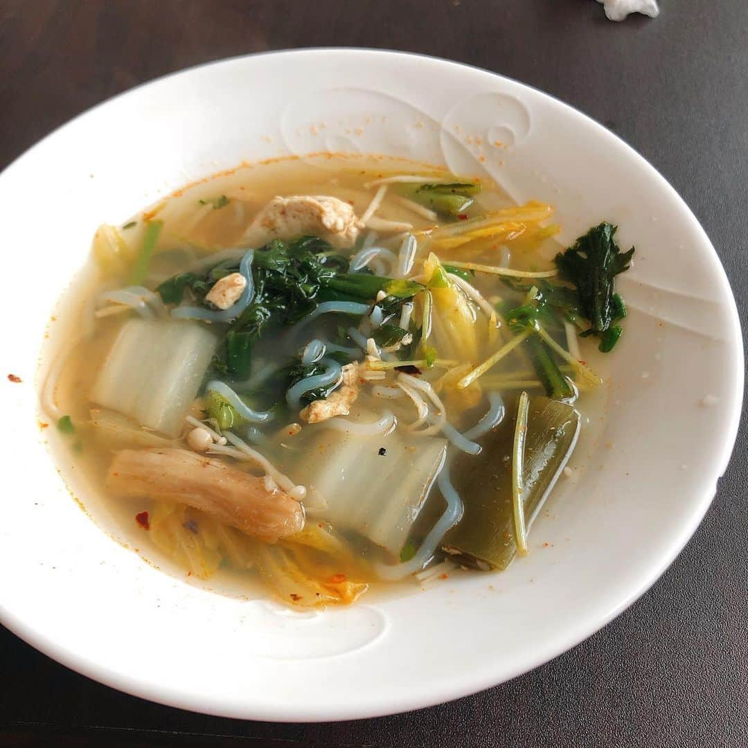 黒田愛美さんのインスタグラム写真 - (黒田愛美Instagram)「鍋🍲翌日のの楽しみの一つは アレンジした #サンラータンスープ 😋 いろーんなだしが出てるから 味付けは、ラー油とお酢と胡椒だけ✨ めちゃめちゃ美味しいよ〜❣️😍 #ヘルシー家ご飯 #ヘルシーランチ #サンラータン #美容アンチエイジング専門医  #黒田愛美」1月27日 14時55分 - kurodaaimi