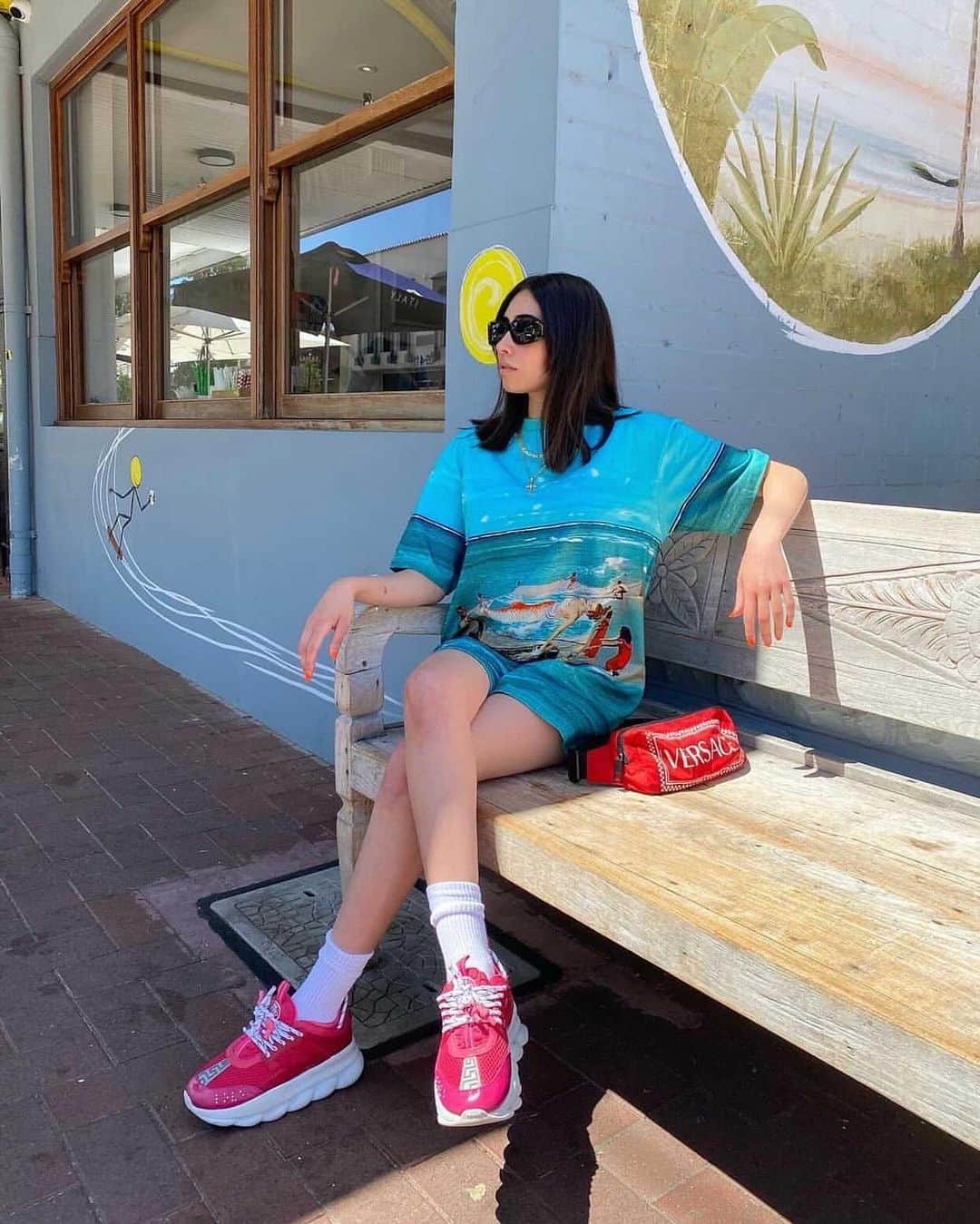 アリスマッコールのインスタグラム：「Wish you were here 🦋 #aliceMcCALL」