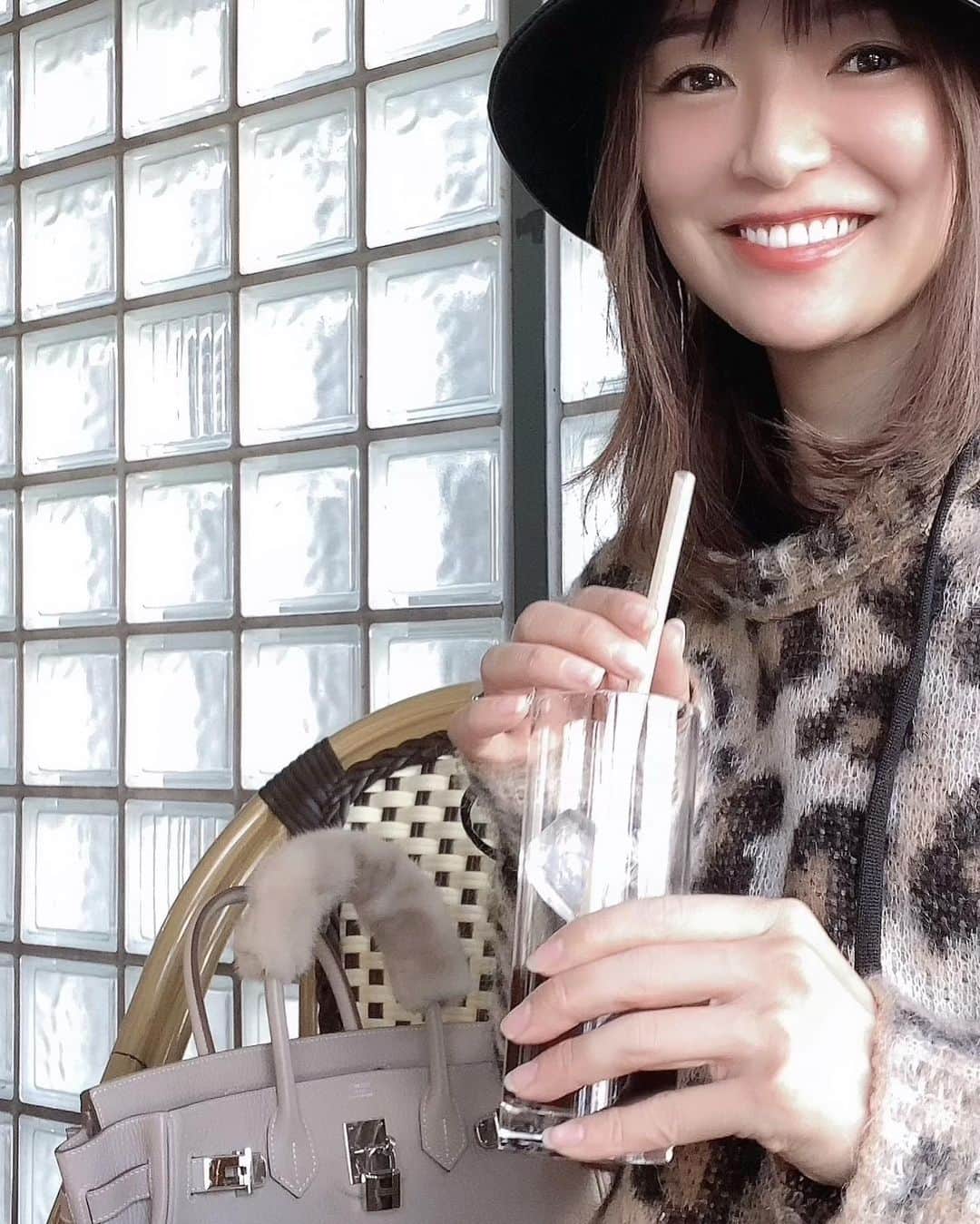 紺谷みえこのインスタグラム：「あまりヒョウ柄着ないんだけどね！ こちら唯一のヒョウ柄かも っあ動物占いは ゆったりとした悠然の虎だよ🤍 落ち着いたら動物園行きたいなぁ🐘🐅🦒🦔🦙  #ヒョウ柄　#ピンコ　#ファッション　#久しぶり　#大人ファッション　#fashion #ootd  #aso #zara #instafashion  #HERMES #model  #pinkoofficial  #smile」